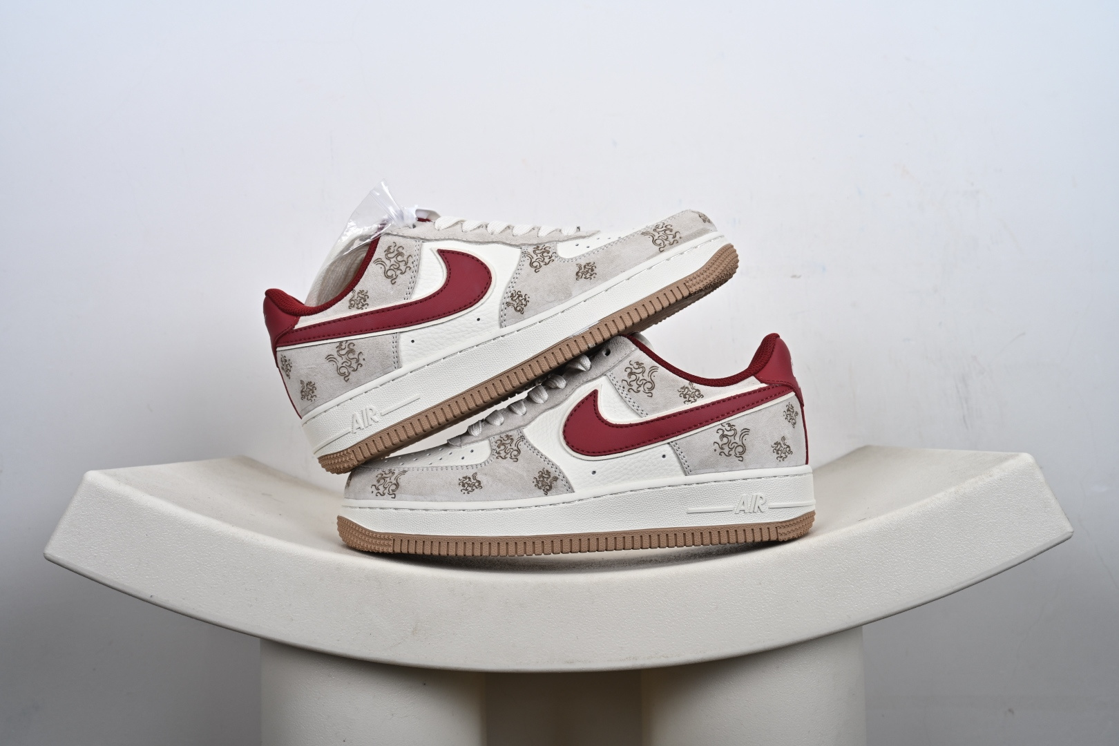 优势放店 Nike Air Force 1 Low 07 马年限定 激光刺绣搭配经典纯白邂逅酒红勾边,精致的暗纹如流动的诗篇,在鞋面上静静诉说着东方美学的雅致.这双鞋是复古情怀与现代潮流的温柔碰撞,每一步都踏出独属于你的新中式格调 货号:DF61-9003 C9-F1