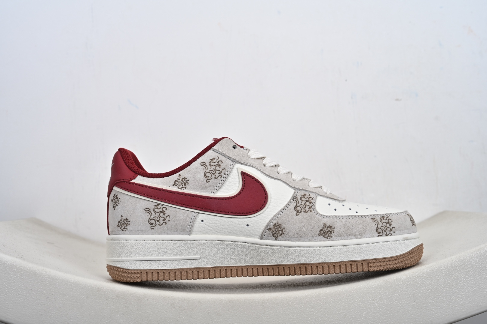 Nike Air Force 1 Low 07 马年限定 激光刺绣搭配经典纯白邂逅酒红勾边 DF61-9003-Top High Quatity Cheap Sneakers Fashion Clothing Clothes Bags handbags Shoes of all Brand wholesale With The best Quality And Beautiful Price from China Factory Chinese suppliers wholesaler seller Nike Air Force 1 Low 07 马年限定 激光刺绣搭配经典纯白邂逅酒红勾边 DF61-9003