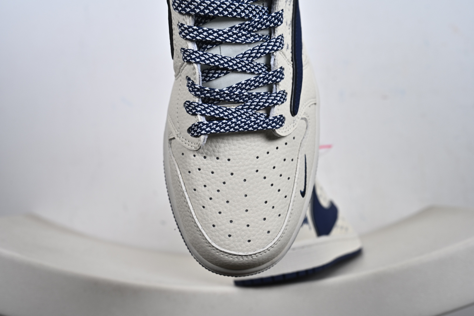Air Jordan 1 Low AJ1 乔1联名款 高端定制 低帮休闲板鞋 LD2028-065 米白鞋身满印Stussy经典标识藏蓝皮质Swoosh搭配编织鞋带-Top High Quatity Cheap Sneakers Fashion Clothing Clothes Bags handbags Shoes of all Brand wholesale With The best Quality And Beautiful Price from China Factory Chinese suppliers wholesaler seller Air Jordan 1 Low AJ1 乔1联名款 高端定制 低帮休闲板鞋 LD2028-065 米白鞋身满印Stussy经典标识藏蓝皮质Swoosh搭配编织鞋带