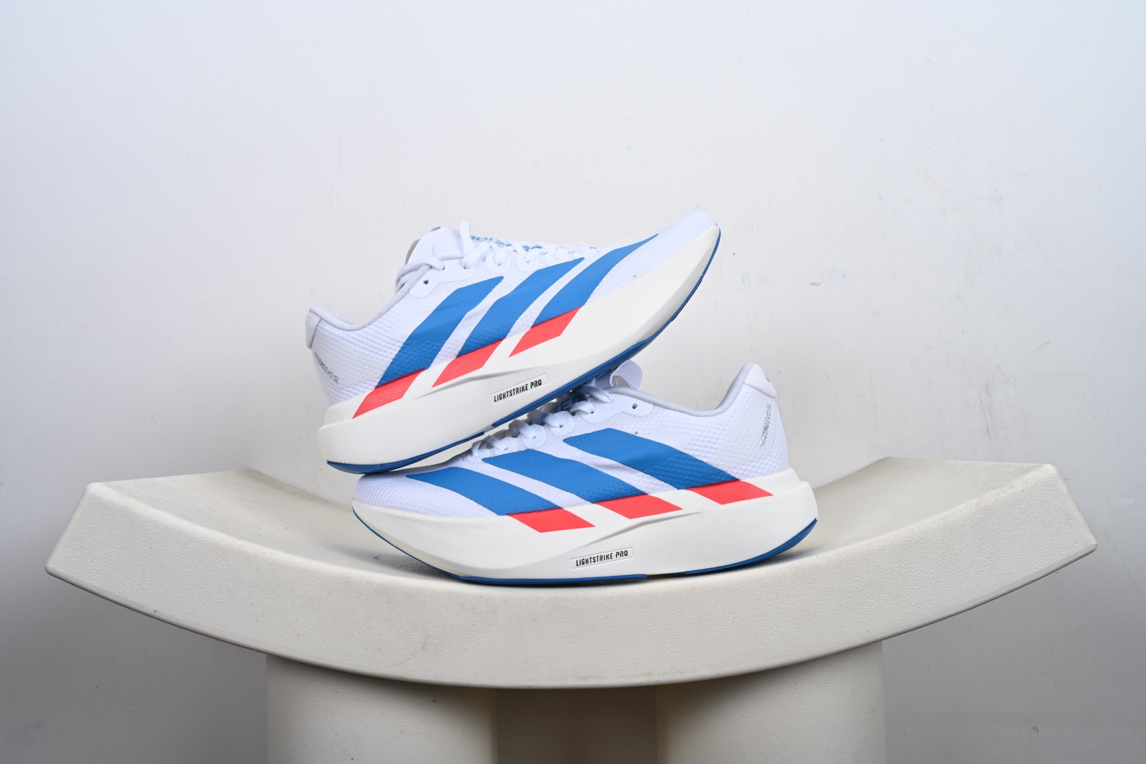 本地💰160支持放店
AD Adizero EVO SL 二代 马拉松竞速专业跑鞋 KJ3596、
针织网面非常轻薄 纤维间的缝隙很大 可以保证跑步时的透气、排汗效果 鞋舌直接与两侧的内衬和鞋底连接在一起 在跑步过程中不会被鞋舌的左右移动所困扰 在标准鞋带孔的基础上再拓宽一组鞋带孔 适合不同脚型的需求 突破性 EnergyRods 技术，有助于跑者实现更好的成绩 中底独特的LIGHTSTRIKE PRO泡棉材质 微弹感觉在跑步过程中给予了良好的支撑体验 对于顶级精英和高水平进阶跑者来说 ADIOS PRO是一双值得信赖的竞速比赛用鞋 
SIZE：36 36.5 37.5 38 38.5 39 40 40.5 41 42 42.5 43 44 44.5 45-M1-E3