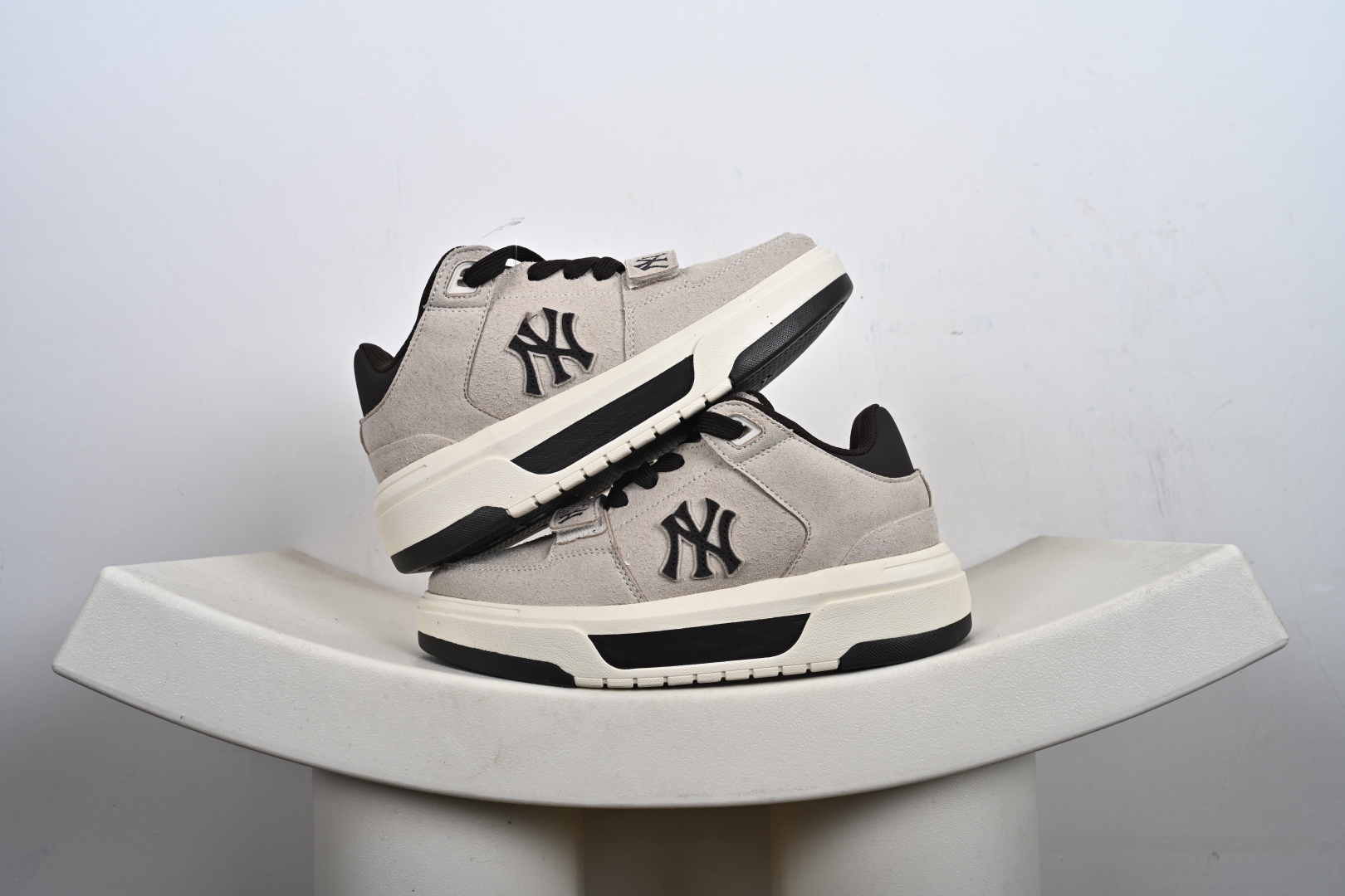 本地💰170支持放店
MLB CHUNKY LINER MID HAIRY
纽约洋基队 潮流时尚厚底运动鞋
以复古基调书写千禧美学
融合现代机能元素风格重塑经典老爹鞋
厚底设计轻盈**放肆游走 自由酷飒氛围感
官方货号: 3ASXH015N
Size:35 36 36.5 37.5 38 38.5 39 40 40.5 41 42 42.5 43 44 45-N-E4