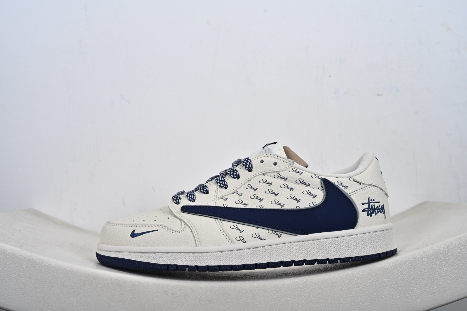 Air Jordan 1 Low AJ1 乔1联名款 高端定制 低帮休闲板鞋 LD2028-065 米白鞋身满印Stussy经典标识藏蓝皮质Swoosh搭配编织鞋带-Top High Quatity Cheap Sneakers Fashion Clothing Clothes Bags handbags Shoes of all Brand wholesale With The best Quality And Beautiful Price from China Factory Chinese suppliers wholesaler seller Air Jordan 1 Low AJ1 乔1联名款 高端定制 低帮休闲板鞋 LD2028-065 米白鞋身满印Stussy经典标识藏蓝皮质Swoosh搭配编织鞋带