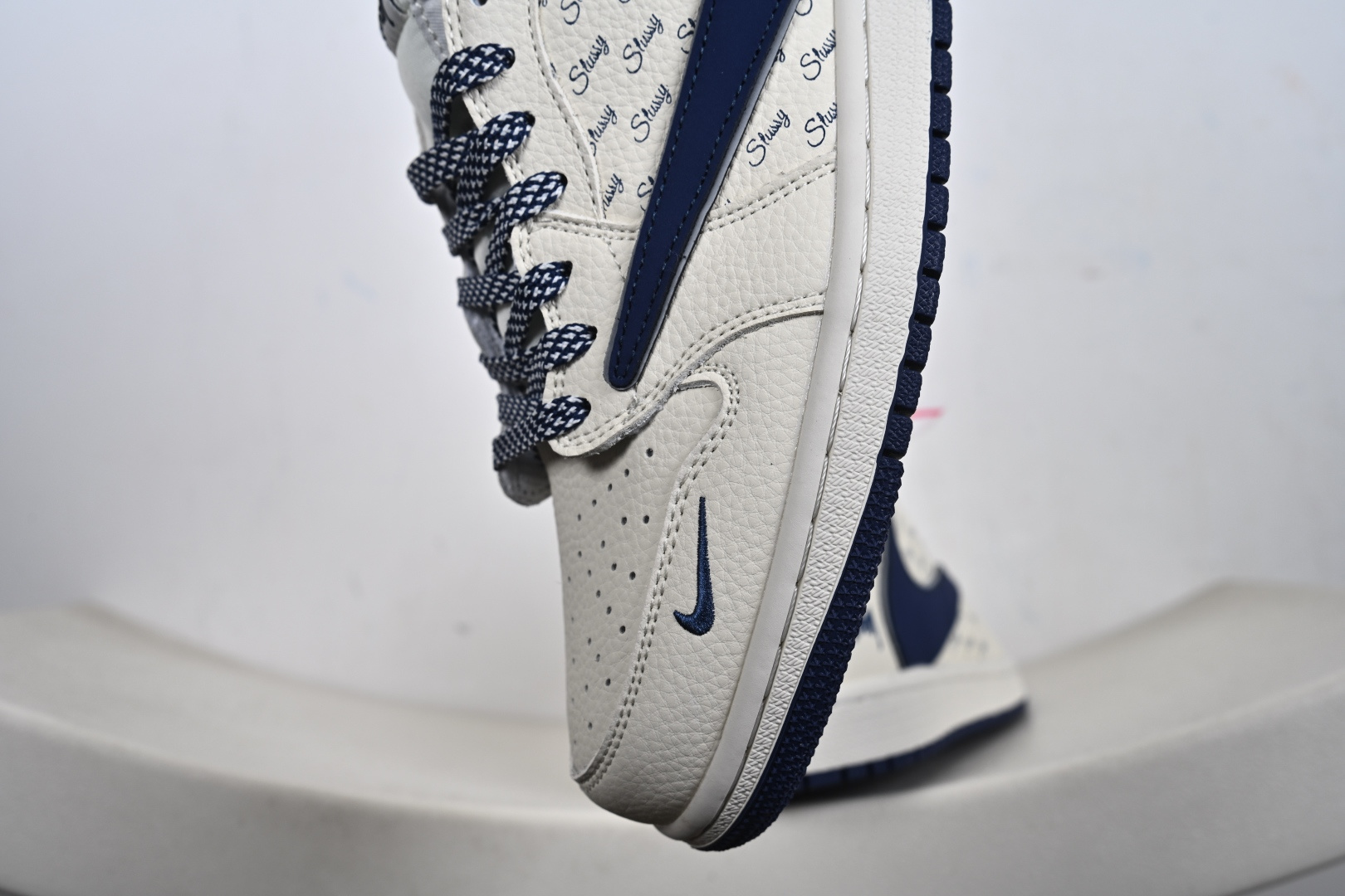 Air Jordan 1 Low AJ1 乔1联名款 高端定制 低帮休闲板鞋 LD2028-065 米白鞋身满印Stussy经典标识藏蓝皮质Swoosh搭配编织鞋带-Top High Quatity Cheap Sneakers Fashion Clothing Clothes Bags handbags Shoes of all Brand wholesale With The best Quality And Beautiful Price from China Factory Chinese suppliers wholesaler seller Air Jordan 1 Low AJ1 乔1联名款 高端定制 低帮休闲板鞋 LD2028-065 米白鞋身满印Stussy经典标识藏蓝皮质Swoosh搭配编织鞋带