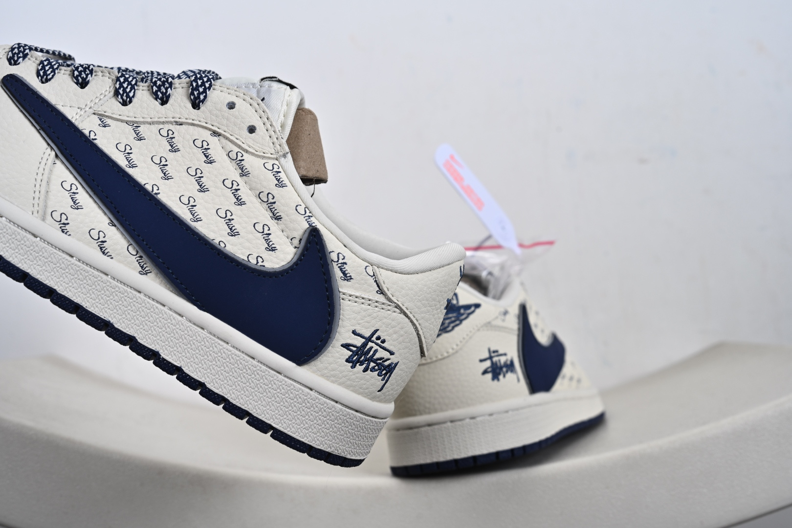 Air Jordan 1 Low AJ1 乔1联名款 高端定制 低帮休闲板鞋 LD2028-065 米白鞋身满印Stussy经典标识藏蓝皮质Swoosh搭配编织鞋带-Top High Quatity Cheap Sneakers Fashion Clothing Clothes Bags handbags Shoes of all Brand wholesale With The best Quality And Beautiful Price from China Factory Chinese suppliers wholesaler seller Air Jordan 1 Low AJ1 乔1联名款 高端定制 低帮休闲板鞋 LD2028-065 米白鞋身满印Stussy经典标识藏蓝皮质Swoosh搭配编织鞋带