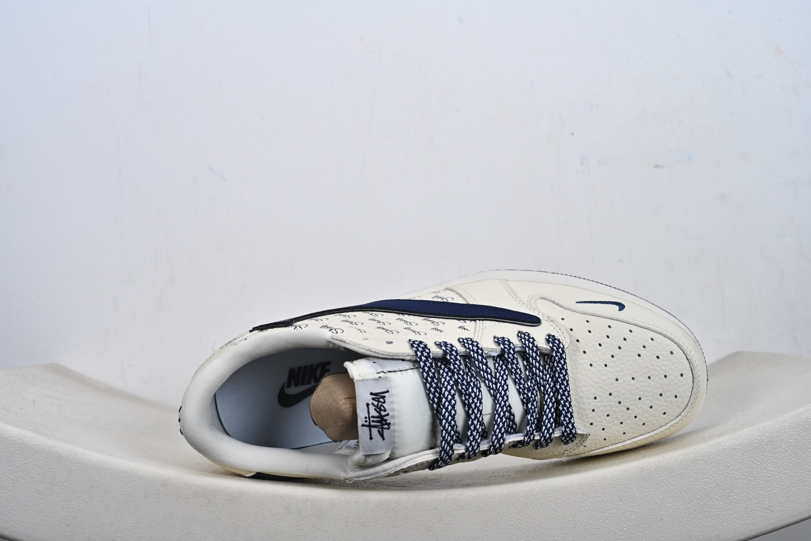 Air Jordan 1 Low AJ1 乔1联名款 高端定制 低帮休闲板鞋 LD2028-065 米白鞋身满印Stussy经典标识藏蓝皮质Swoosh搭配编织鞋带-Top High Quatity Cheap Sneakers Fashion Clothing Clothes Bags handbags Shoes of all Brand wholesale With The best Quality And Beautiful Price from China Factory Chinese suppliers wholesaler seller Air Jordan 1 Low AJ1 乔1联名款 高端定制 低帮休闲板鞋 LD2028-065 米白鞋身满印Stussy经典标识藏蓝皮质Swoosh搭配编织鞋带