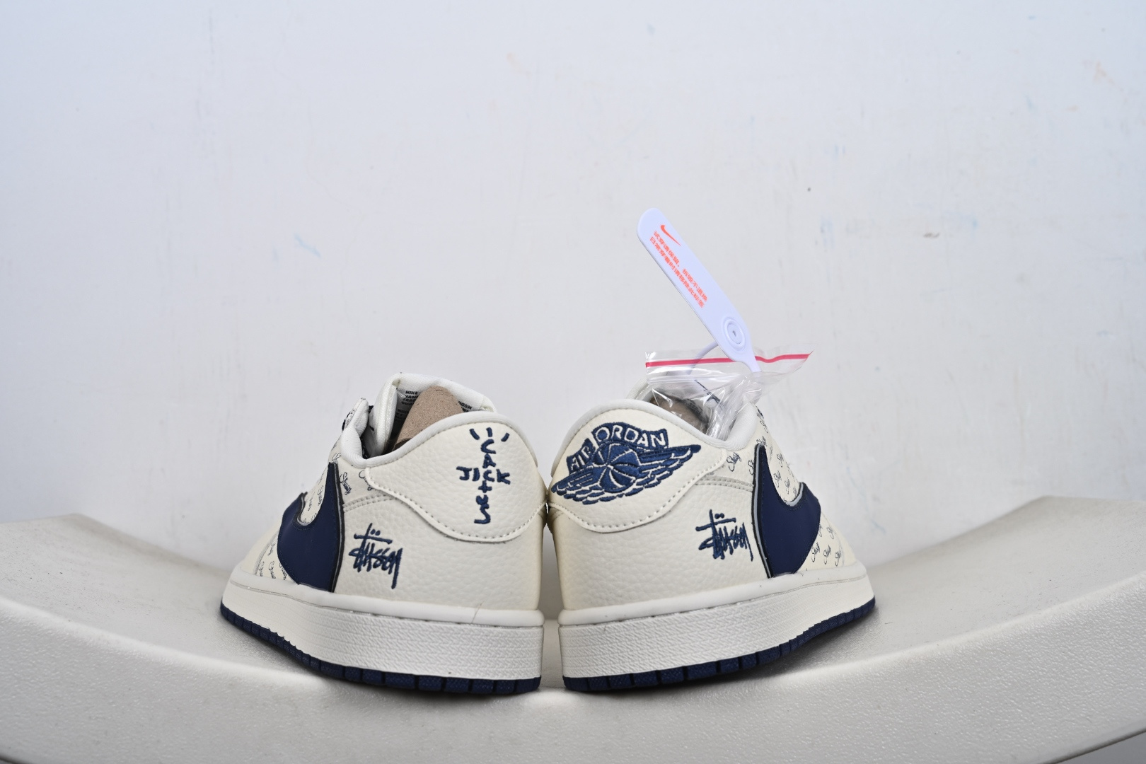 Air Jordan 1 Low AJ1 乔1联名款 高端定制 低帮休闲板鞋 LD2028-065 米白鞋身满印Stussy经典标识藏蓝皮质Swoosh搭配编织鞋带-Top High Quatity Cheap Sneakers Fashion Clothing Clothes Bags handbags Shoes of all Brand wholesale With The best Quality And Beautiful Price from China Factory Chinese suppliers wholesaler seller Air Jordan 1 Low AJ1 乔1联名款 高端定制 低帮休闲板鞋 LD2028-065 米白鞋身满印Stussy经典标识藏蓝皮质Swoosh搭配编织鞋带