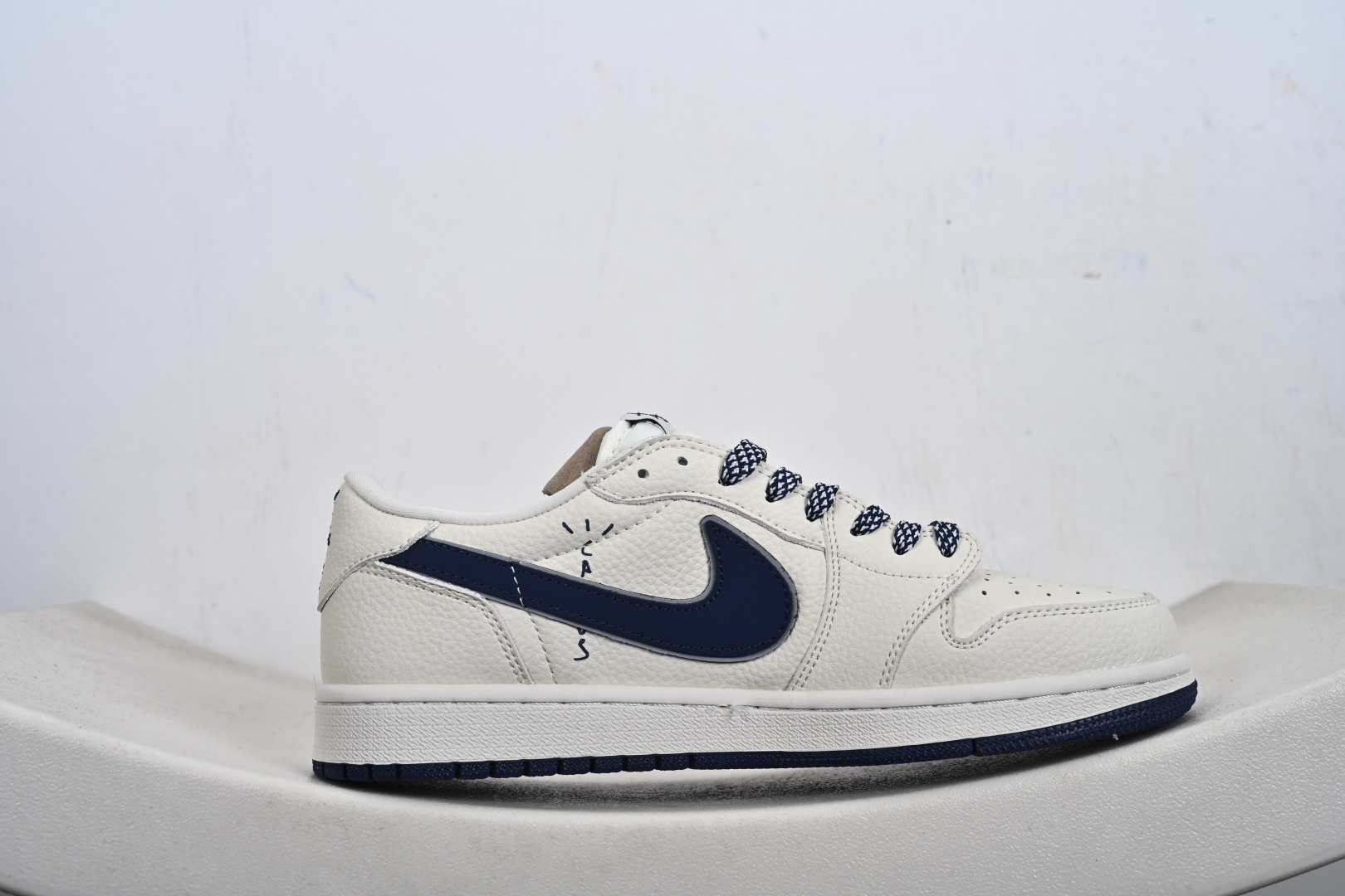 Air Jordan 1 Low AJ1 乔1联名款 高端定制 低帮休闲板鞋 LD2028-065 米白鞋身满印Stussy经典标识藏蓝皮质Swoosh搭配编织鞋带-Top High Quatity Cheap Sneakers Fashion Clothing Clothes Bags handbags Shoes of all Brand wholesale With The best Quality And Beautiful Price from China Factory Chinese suppliers wholesaler seller Air Jordan 1 Low AJ1 乔1联名款 高端定制 低帮休闲板鞋 LD2028-065 米白鞋身满印Stussy经典标识藏蓝皮质Swoosh搭配编织鞋带
