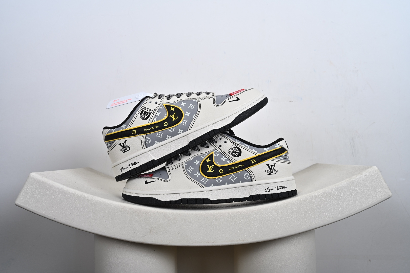 本地💰270优势放店
Nike Dunk Low Retro ‘联名款’休闲运动板鞋
原装头层材料 用料绝不含糊 独家版型蒸餾加工帶來的是更好的视觉和脚感体验 清洁度 电绣工艺 皮料切割干净无任何毛边细节完美
货号:DN3168 029 
尺码：36-45（半）-T1-F3