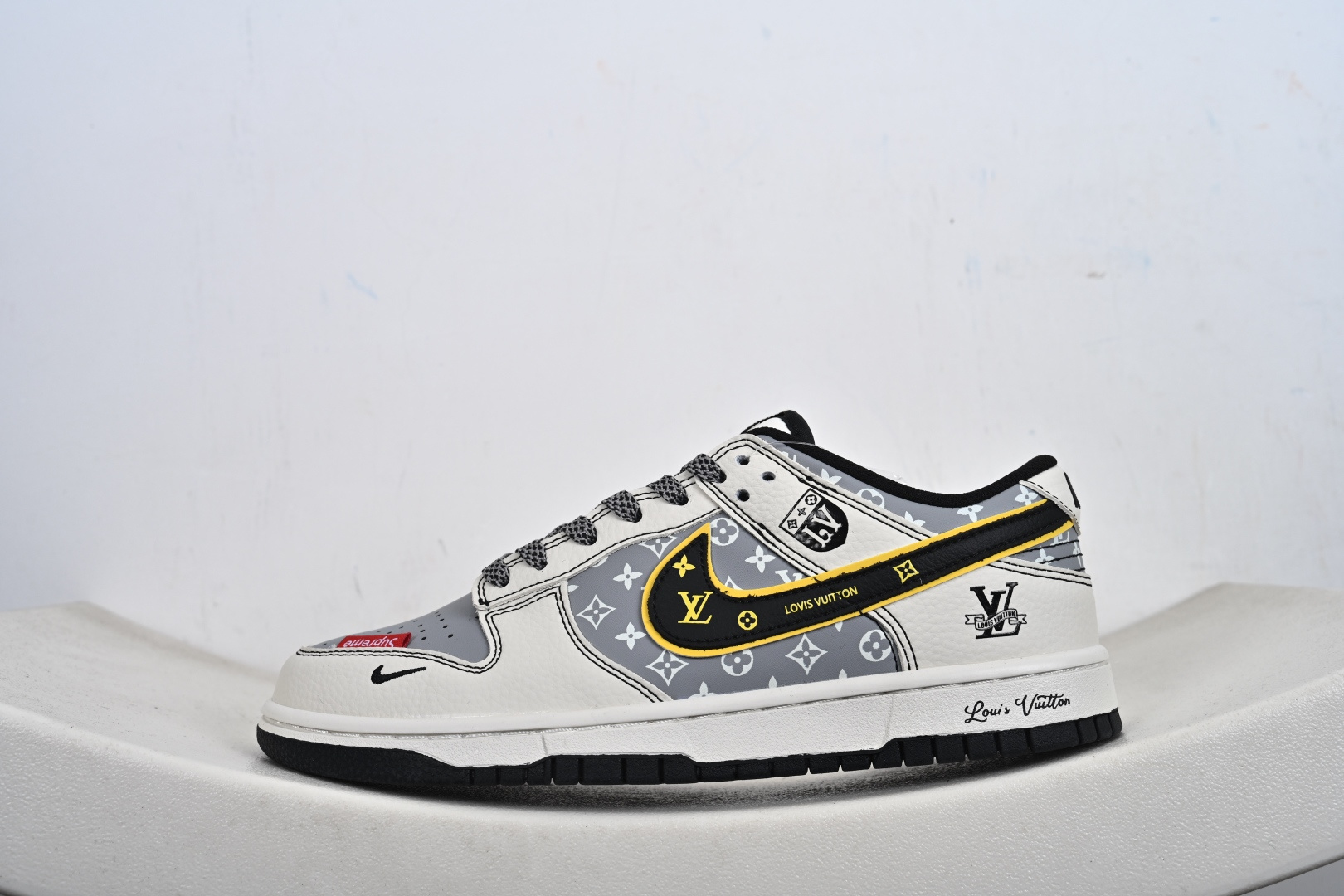 本地💰270优势放店
Nike Dunk Low Retro ‘联名款’休闲运动板鞋
原装头层材料 用料绝不含糊 独家版型蒸餾加工帶來的是更好的视觉和脚感体验 清洁度 电绣工艺 皮料切割干净无任何毛边细节完美
货号:DN3168 029 
尺码：36-45（半）-T1-F3