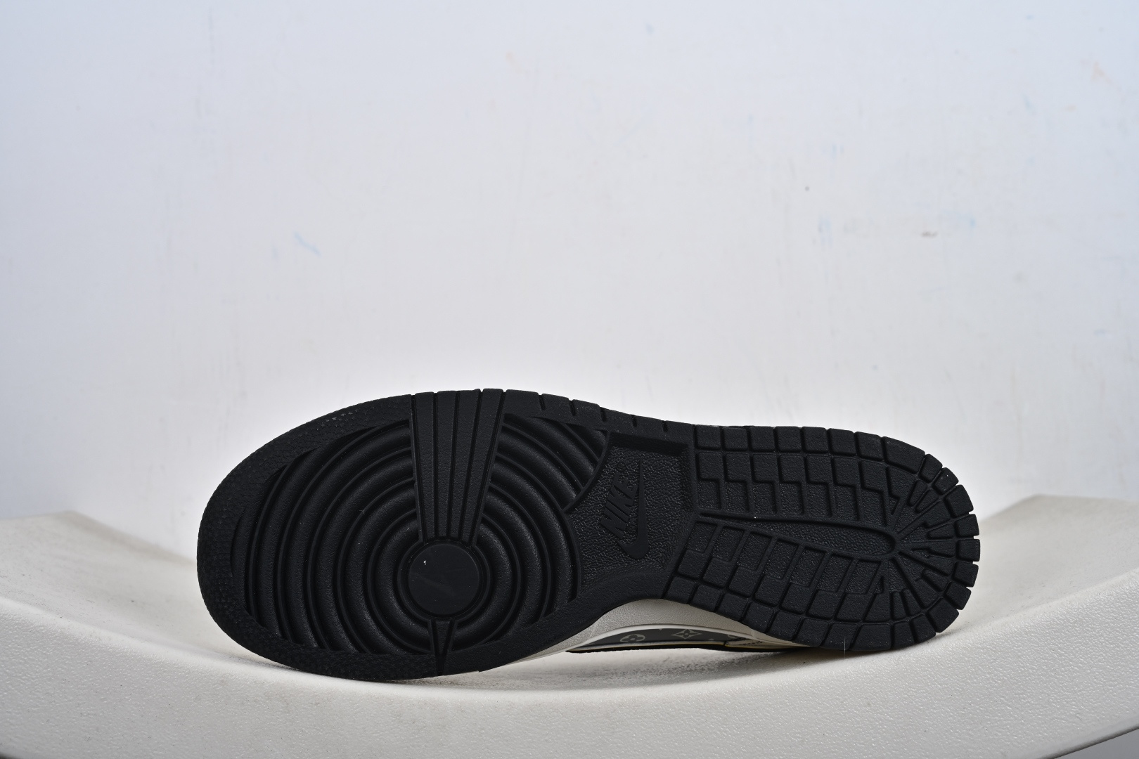 本地💰270优势放店
Nike Dunk Low Retro ‘联名款’休闲运动板鞋
原装头层材料 用料绝不含糊 独家版型蒸餾加工帶來的是更好的视觉和脚感体验 清洁度 电绣工艺 皮料切割干净无任何毛边细节完美
货号:DN3168 029 
尺码：36-45（半）-T1-F3