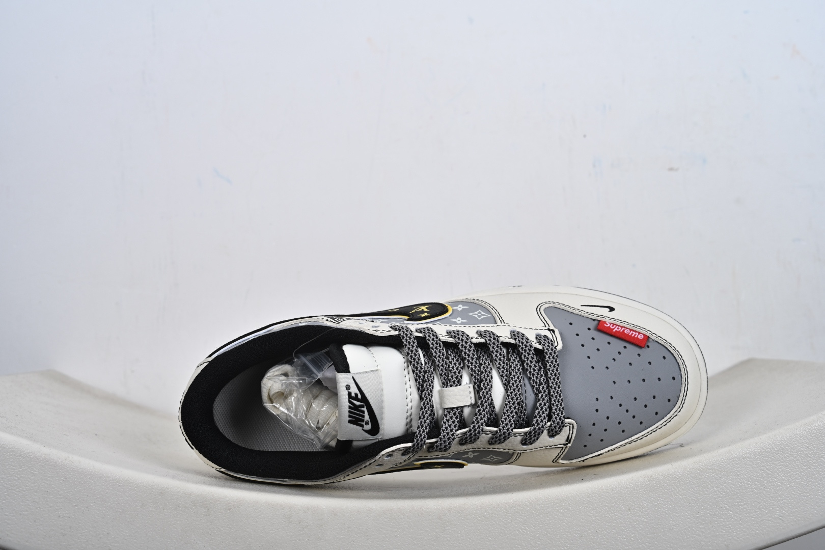 本地💰270优势放店
Nike Dunk Low Retro ‘联名款’休闲运动板鞋
原装头层材料 用料绝不含糊 独家版型蒸餾加工帶來的是更好的视觉和脚感体验 清洁度 电绣工艺 皮料切割干净无任何毛边细节完美
货号:DN3168 029 
尺码：36-45（半）-T1-F3