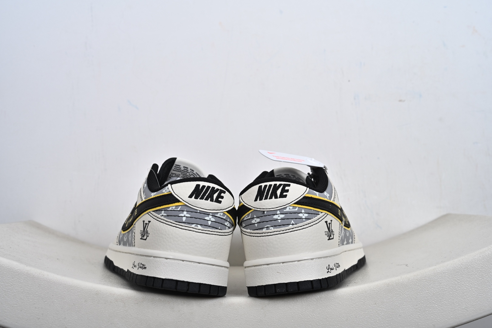 本地💰270优势放店
Nike Dunk Low Retro ‘联名款’休闲运动板鞋
原装头层材料 用料绝不含糊 独家版型蒸餾加工帶來的是更好的视觉和脚感体验 清洁度 电绣工艺 皮料切割干净无任何毛边细节完美
货号:DN3168 029 
尺码：36-45（半）-T1-F3