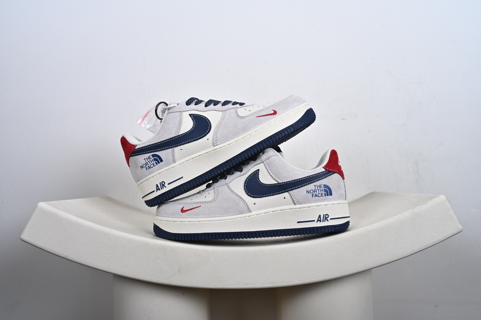 本地💰250优势放店
Nike Air Force1 07 low  北面联名
#原楦头原纸板  打造纯正空军版型
#专注外贸渠道  全掌内置蜂窝气垫 
#原盒配件 原厂中底钢印、拉帮完美  
货号：DD1982 341 
尺码：36-45（半）-T1-F1