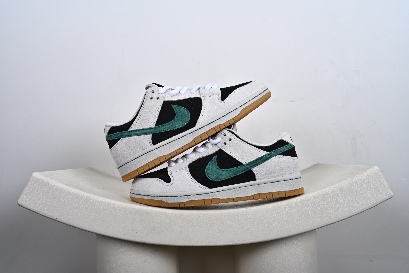 本地💰250优势放店
Nike SB Dunk Low 麂皮灰绿生胶 SB低帮休闲板鞋 HF3704-001
#大厂纯原品质出货 清洁度 电绣工艺 皮料切割干净无任何毛边 细节完美 
尺码：40-46（半）-F6-F1