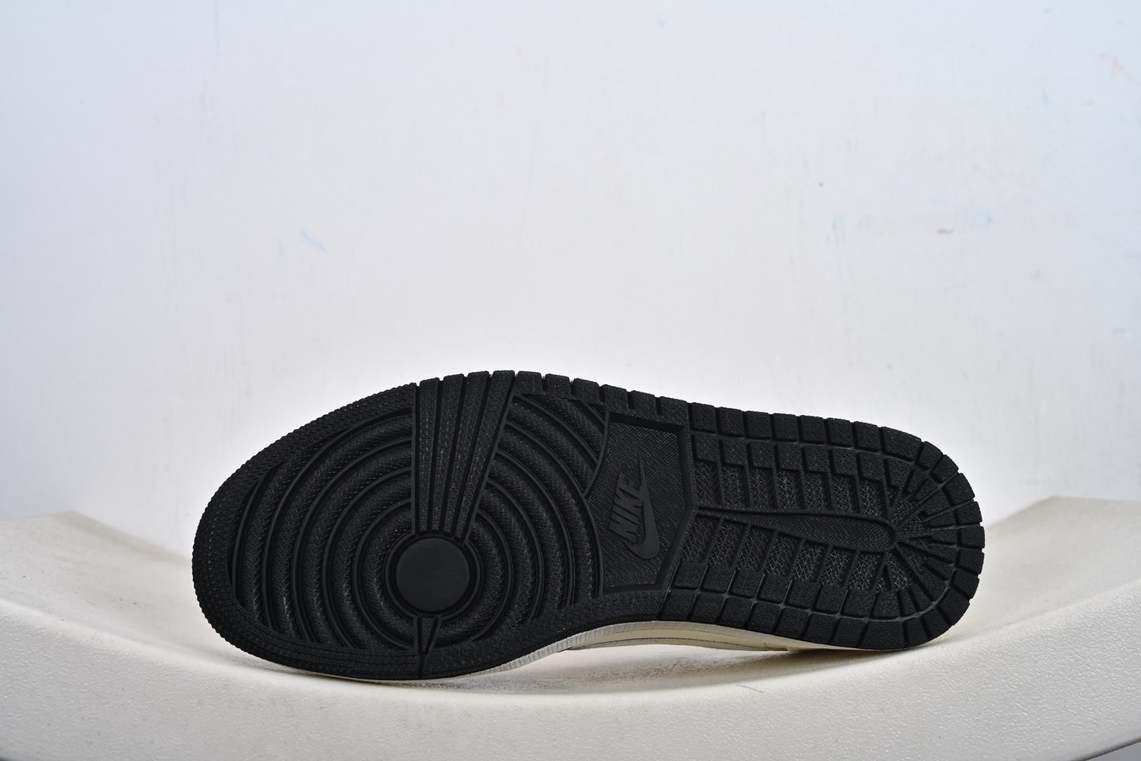 本地💰270优势放店
Travis Scott x Fragment Design x Air Jordan 1 Low OG SP AJ1 乔1联名 白黑压纹 低帮文化休闲板鞋 DZ2688-008
#多方联名合作融合了Travis Scott 独特的音乐风格，藤原浩个性的设计风格以及Jordan品牌的经典元素 使其成为一双具有独特身份和价值的鞋子 清新而立体的外观加上联名标识更突出了其独特身份 这种配色方案显示出活力和时尚感 在视觉上引人注目  鞋身的质感和细腻的细节处理使其显得高端而格调十足  这款“倒钩”联名是设计与创意完美结合  融合多方的个性风格是一款备受瞩目的潮流鞋款   
尺码：36-45（半）-T1-F3