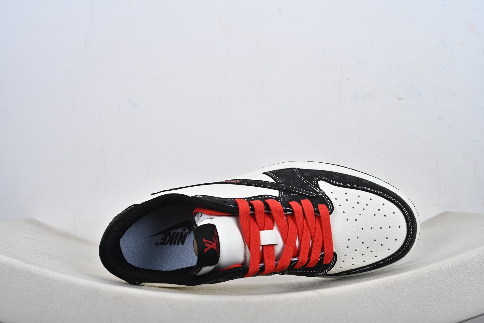 本地💰270优势放店
Travis Scott x Fragment Design x Air Jordan 1 Low OG SP AJ1 乔1联名 白黑压纹 低帮文化休闲板鞋 DZ2688-008
#多方联名合作融合了Travis Scott 独特的音乐风格，藤原浩个性的设计风格以及Jordan品牌的经典元素 使其成为一双具有独特身份和价值的鞋子 清新而立体的外观加上联名标识更突出了其独特身份 这种配色方案显示出活力和时尚感 在视觉上引人注目  鞋身的质感和细腻的细节处理使其显得高端而格调十足  这款“倒钩”联名是设计与创意完美结合  融合多方的个性风格是一款备受瞩目的潮流鞋款   
尺码：36-45（半）-T1-F3