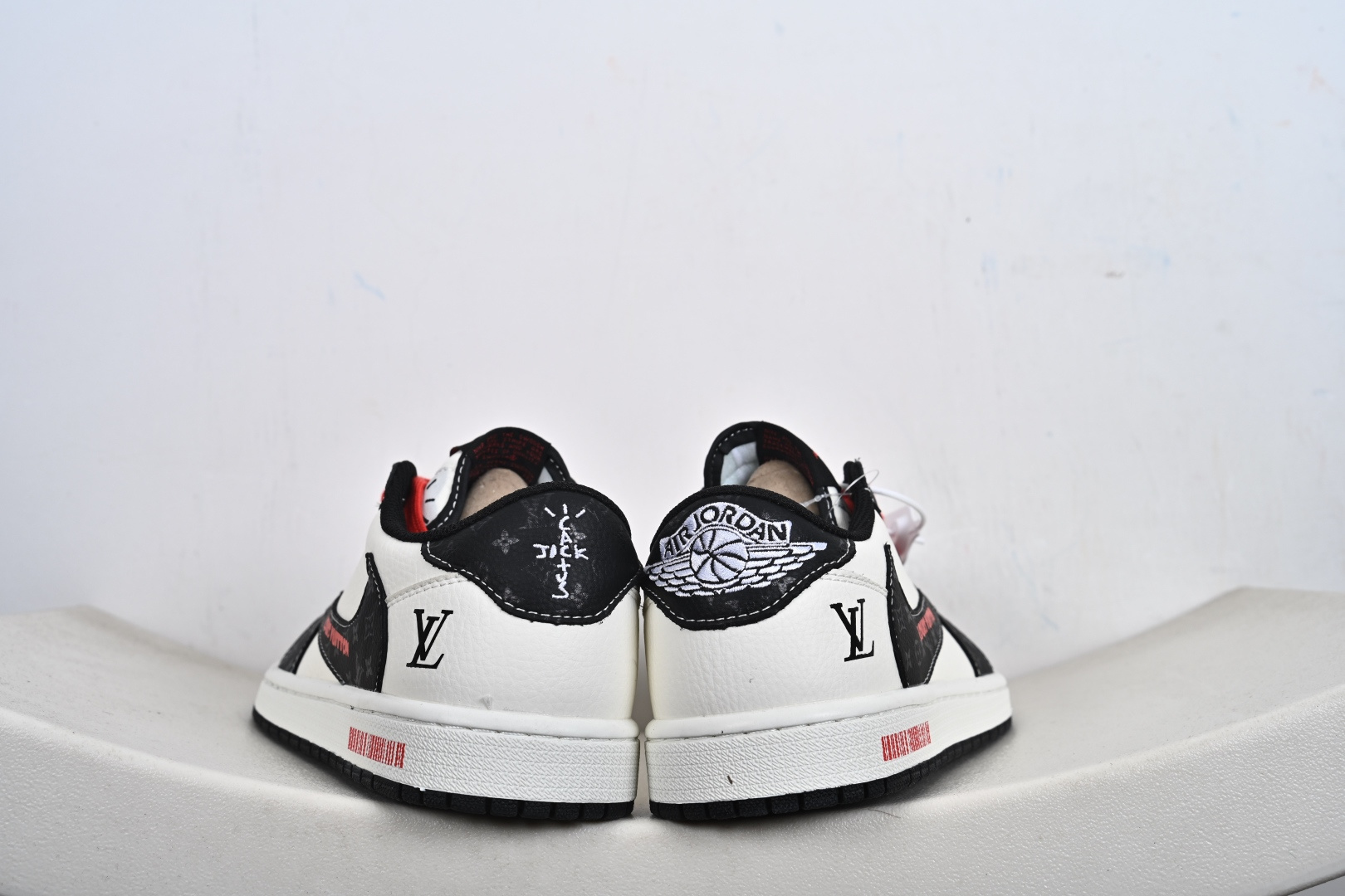 本地💰270优势放店
Travis Scott x Fragment Design x Air Jordan 1 Low OG SP AJ1 乔1联名 白黑压纹 低帮文化休闲板鞋 DZ2688-008
#多方联名合作融合了Travis Scott 独特的音乐风格，藤原浩个性的设计风格以及Jordan品牌的经典元素 使其成为一双具有独特身份和价值的鞋子 清新而立体的外观加上联名标识更突出了其独特身份 这种配色方案显示出活力和时尚感 在视觉上引人注目  鞋身的质感和细腻的细节处理使其显得高端而格调十足  这款“倒钩”联名是设计与创意完美结合  融合多方的个性风格是一款备受瞩目的潮流鞋款   
尺码：36-45（半）-T1-F3