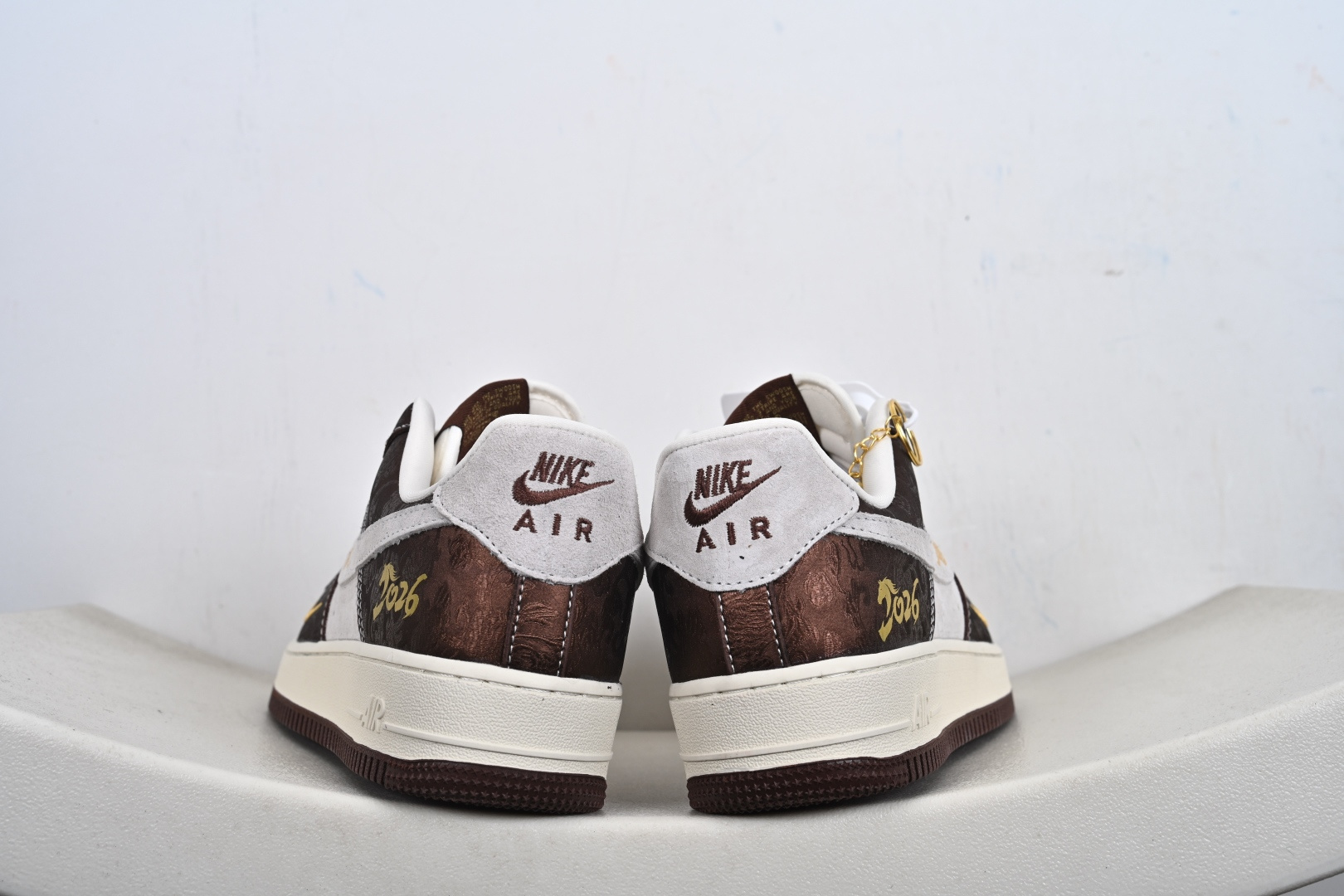 本地💰250优势放店
Nike Air Force1 07 low  马年限定
#原楦头原纸板  打造纯正空军版型
#专注外贸渠道  全掌内置蜂窝气垫 
#原盒配件 原厂中底钢印、拉帮完美  
货号：KD1688 005 
尺码：36-45（半）-T1-F1