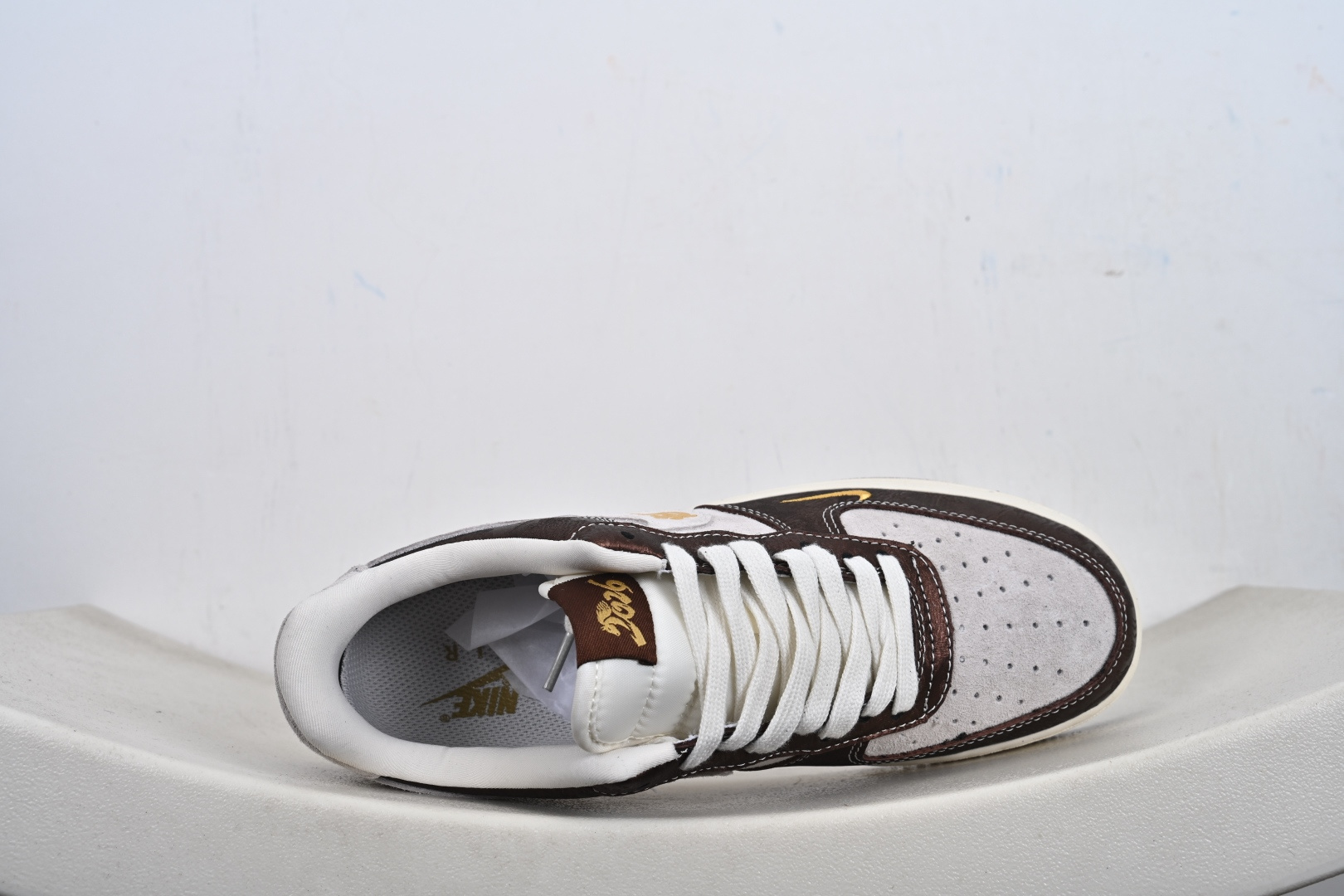 本地💰250优势放店
Nike Air Force1 07 low  马年限定
#原楦头原纸板  打造纯正空军版型
#专注外贸渠道  全掌内置蜂窝气垫 
#原盒配件 原厂中底钢印、拉帮完美  
货号：KD1688 005 
尺码：36-45（半）-T1-F1