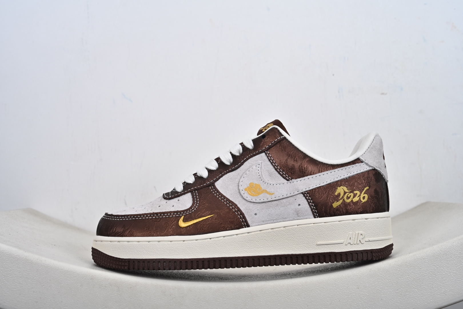 本地💰250优势放店
Nike Air Force1 07 low  马年限定
#原楦头原纸板  打造纯正空军版型
#专注外贸渠道  全掌内置蜂窝气垫 
#原盒配件 原厂中底钢印、拉帮完美  
货号：KD1688 005 
尺码：36-45（半）-T1-F1