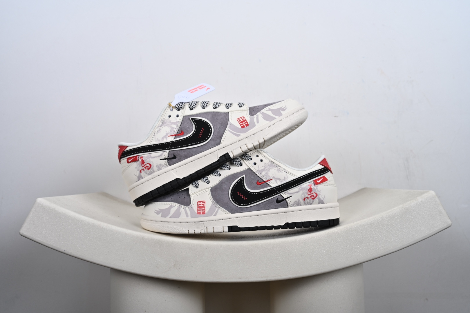 本地💰270优势放店
Nike Dunk Low Retro ‘DIY高端定制’耐克 低帮休闲运动板鞋
原装头层材料 用料绝不含糊 独家版型蒸餾加工帶來的是更好的视觉和脚感体验 清洁度 电绣工艺 皮料切割干净无任何毛边细节完美
货号:YX5066-404
尺码:36 36.5 37.5 38 38.5 39 40 40.5 41 42 42.5 43 44 44.4 45-F6-F3