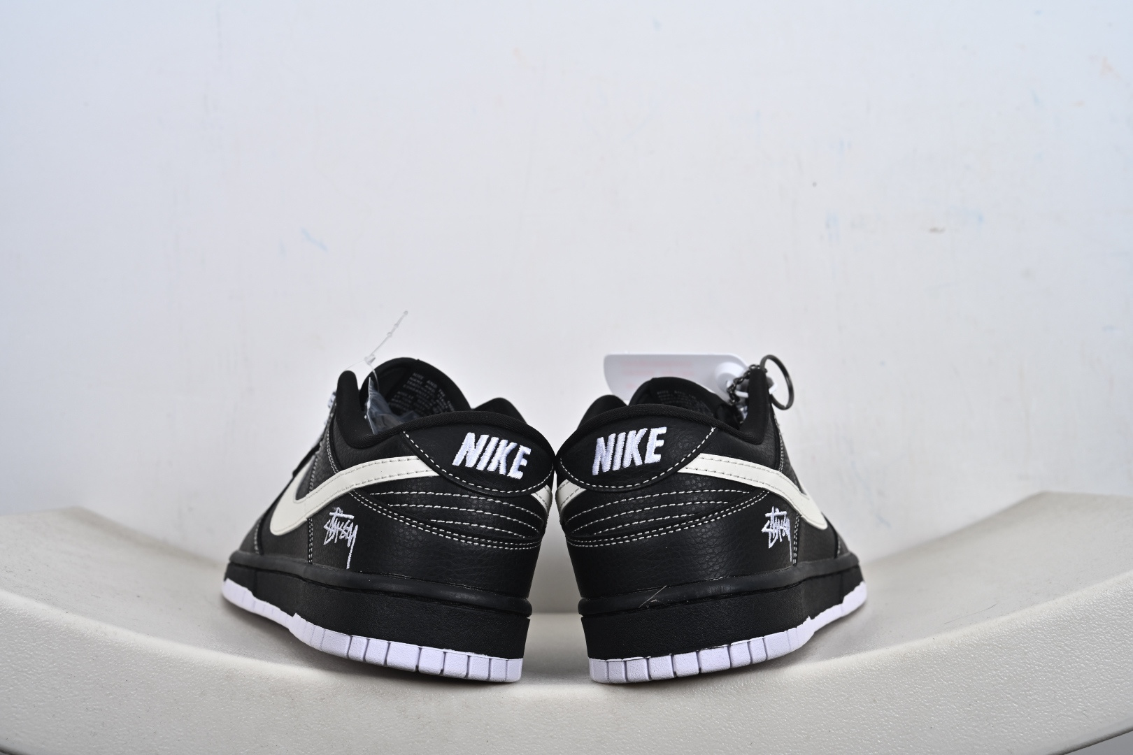 本地💰270优势放店
Nike Dunk Low Retro ‘联名款’休闲运动板鞋
原装头层材料 用料绝不含糊 独家版型蒸餾加工帶來的是更好的视觉和脚感体验 清洁度 电绣工艺 皮料切割干净无任何毛边细节完美
货号:MN1688 111 
尺码：36-45（半）-T1-F3