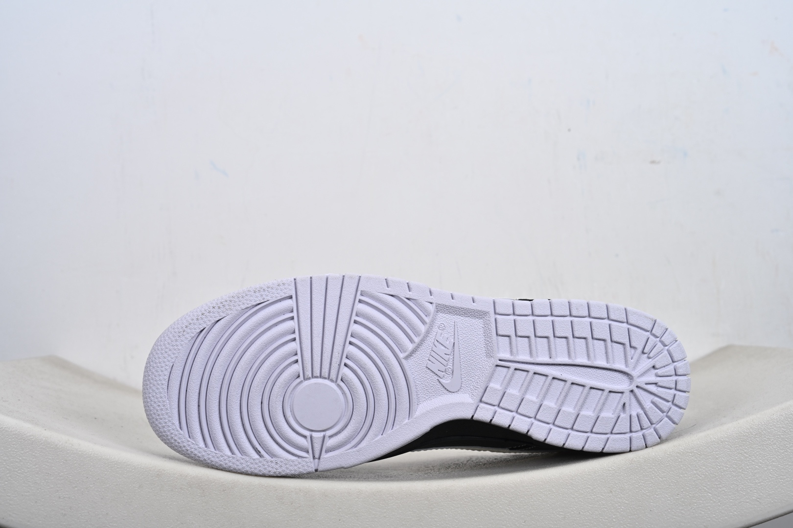 本地💰270优势放店
Nike Dunk Low Retro ‘联名款’休闲运动板鞋
原装头层材料 用料绝不含糊 独家版型蒸餾加工帶來的是更好的视觉和脚感体验 清洁度 电绣工艺 皮料切割干净无任何毛边细节完美
货号:MN1688 111 
尺码：36-45（半）-T1-F3