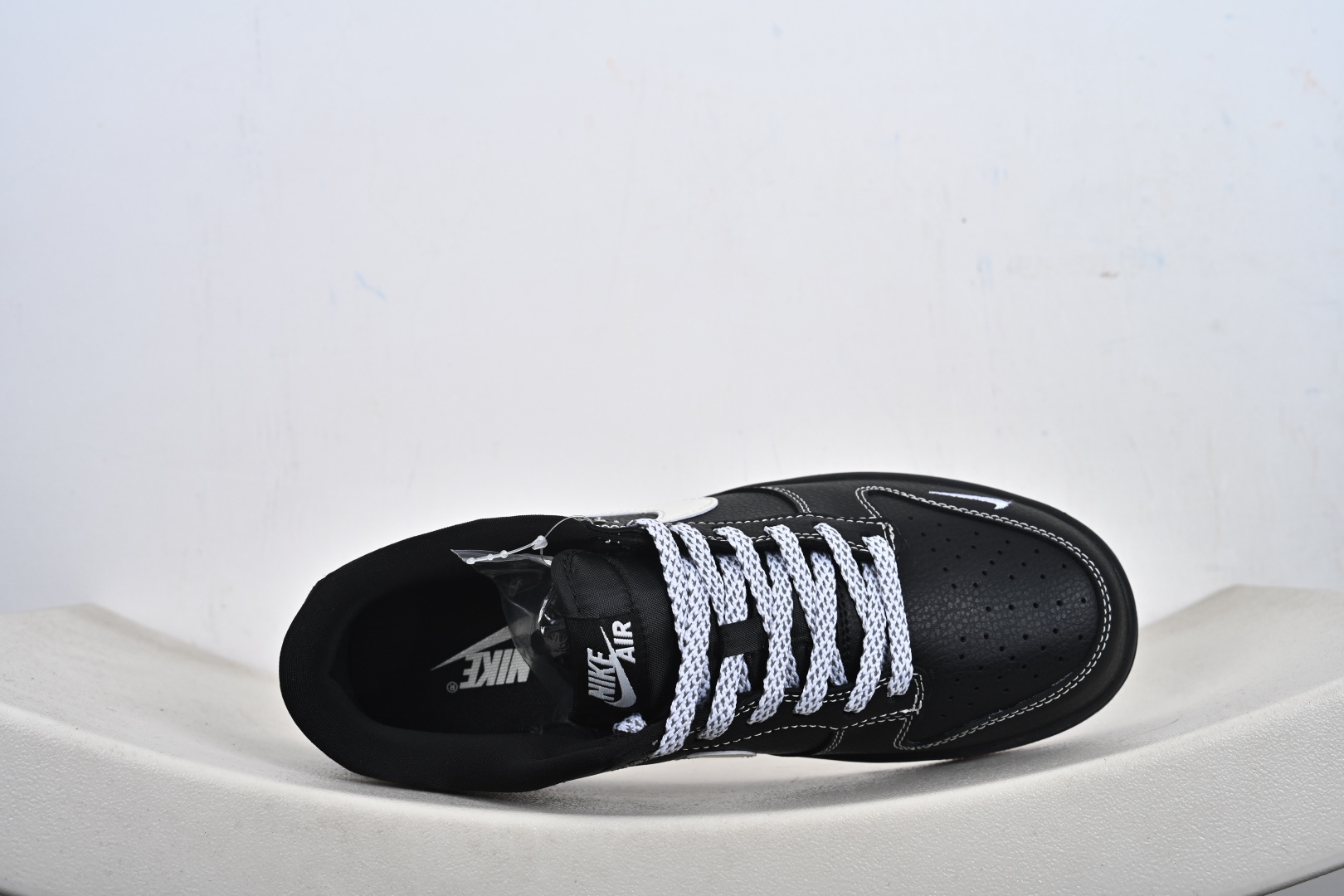 本地💰270优势放店
Nike Dunk Low Retro ‘联名款’休闲运动板鞋
原装头层材料 用料绝不含糊 独家版型蒸餾加工帶來的是更好的视觉和脚感体验 清洁度 电绣工艺 皮料切割干净无任何毛边细节完美
货号:MN1688 111 
尺码：36-45（半）-T1-F3