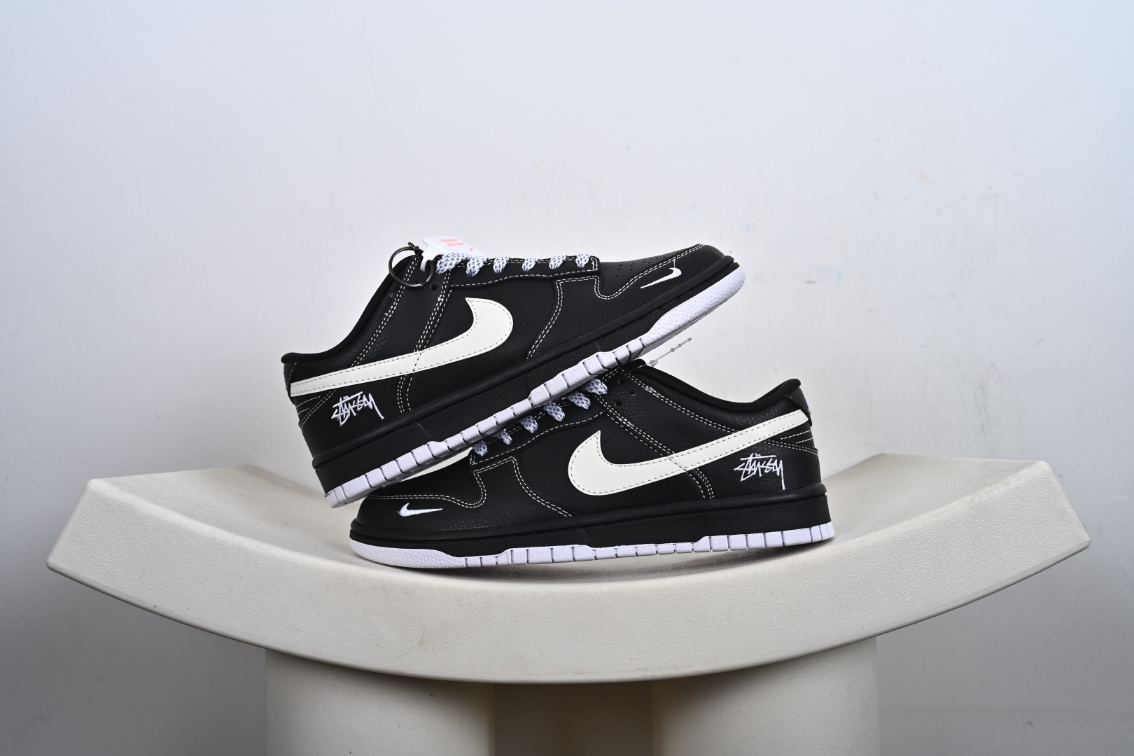 本地💰270优势放店
Nike Dunk Low Retro ‘联名款’休闲运动板鞋
原装头层材料 用料绝不含糊 独家版型蒸餾加工帶來的是更好的视觉和脚感体验 清洁度 电绣工艺 皮料切割干净无任何毛边细节完美
货号:MN1688 111 
尺码：36-45（半）-T1-F3