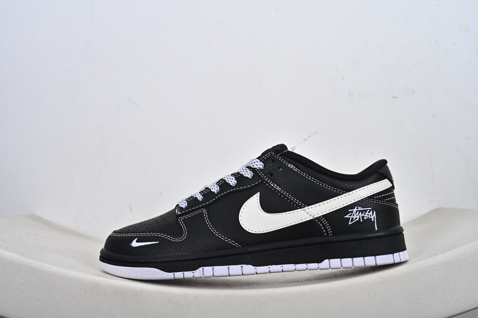 本地💰270优势放店
Nike Dunk Low Retro ‘联名款’休闲运动板鞋
原装头层材料 用料绝不含糊 独家版型蒸餾加工帶來的是更好的视觉和脚感体验 清洁度 电绣工艺 皮料切割干净无任何毛边细节完美
货号:MN1688 111 
尺码：36-45（半）-T1-F3