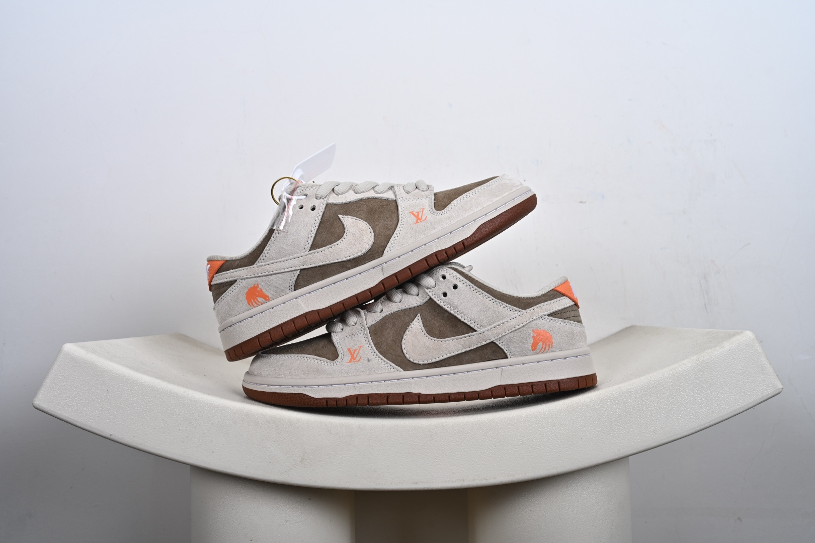 本地💰270优势放店
Nike SB Dunk Low“马年限定——米灰褐橙”  高端定制 低帮休闲板鞋 定制鞋盒  大厂纯原品质出货 超高清洁度 皮料切割干净无任何毛边 细节完美 
 货号：AJ6817-001
 Size:36 36.5 37.5 38 38.5 39 40 40.5 41 42 42.5 43 44 44.5 45-T1-F3