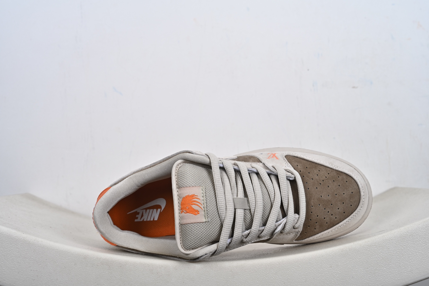 本地💰270优势放店
Nike SB Dunk Low“马年限定——米灰褐橙”  高端定制 低帮休闲板鞋 定制鞋盒  大厂纯原品质出货 超高清洁度 皮料切割干净无任何毛边 细节完美 
 货号：AJ6817-001
 Size:36 36.5 37.5 38 38.5 39 40 40.5 41 42 42.5 43 44 44.5 45-T1-F3