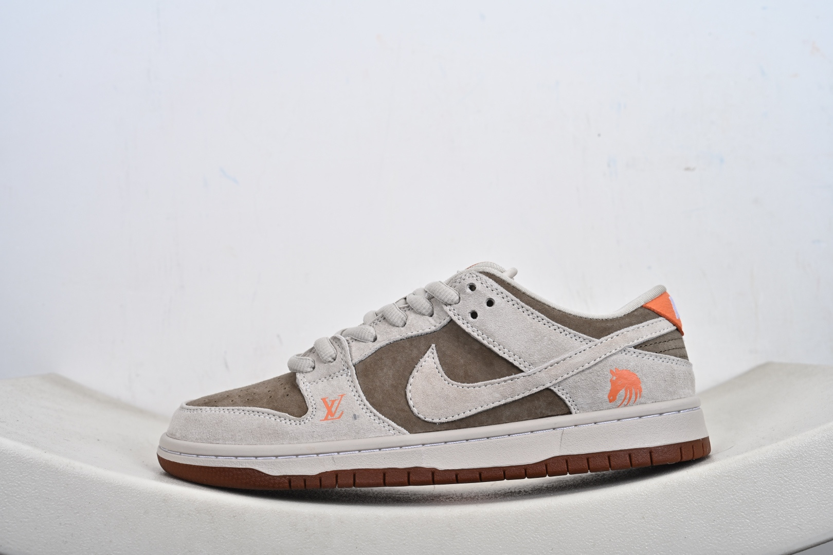 本地💰270优势放店
Nike SB Dunk Low“马年限定——米灰褐橙”  高端定制 低帮休闲板鞋 定制鞋盒  大厂纯原品质出货 超高清洁度 皮料切割干净无任何毛边 细节完美 
 货号：AJ6817-001
 Size:36 36.5 37.5 38 38.5 39 40 40.5 41 42 42.5 43 44 44.5 45-T1-F3