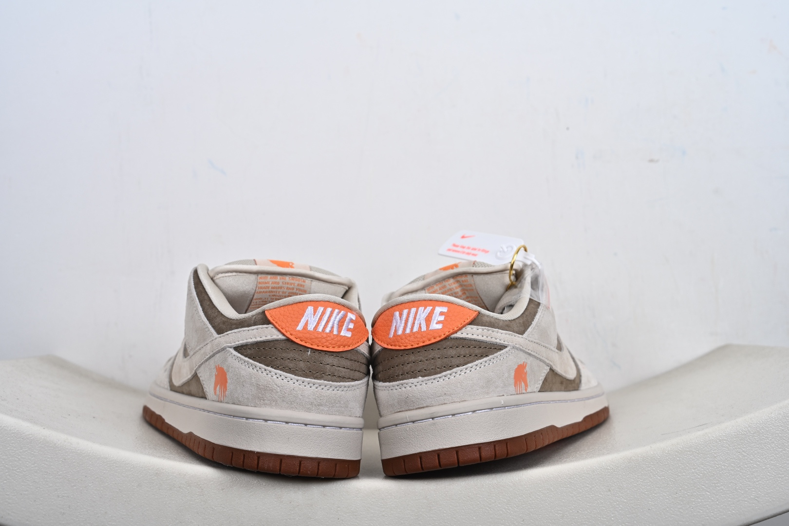 本地💰270优势放店
Nike SB Dunk Low“马年限定——米灰褐橙”  高端定制 低帮休闲板鞋 定制鞋盒  大厂纯原品质出货 超高清洁度 皮料切割干净无任何毛边 细节完美 
 货号：AJ6817-001
 Size:36 36.5 37.5 38 38.5 39 40 40.5 41 42 42.5 43 44 44.5 45-T1-F3