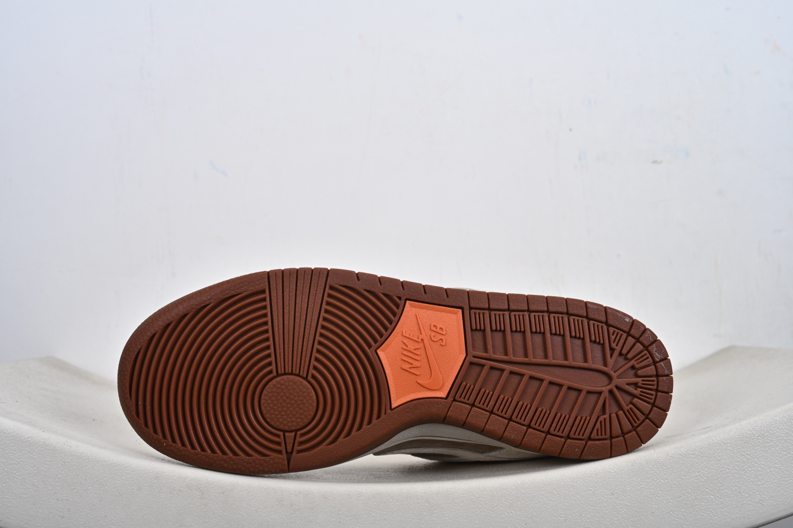 本地💰270优势放店
Nike SB Dunk Low“马年限定——米灰褐橙”  高端定制 低帮休闲板鞋 定制鞋盒  大厂纯原品质出货 超高清洁度 皮料切割干净无任何毛边 细节完美 
 货号：AJ6817-001
 Size:36 36.5 37.5 38 38.5 39 40 40.5 41 42 42.5 43 44 44.5 45-T1-F3