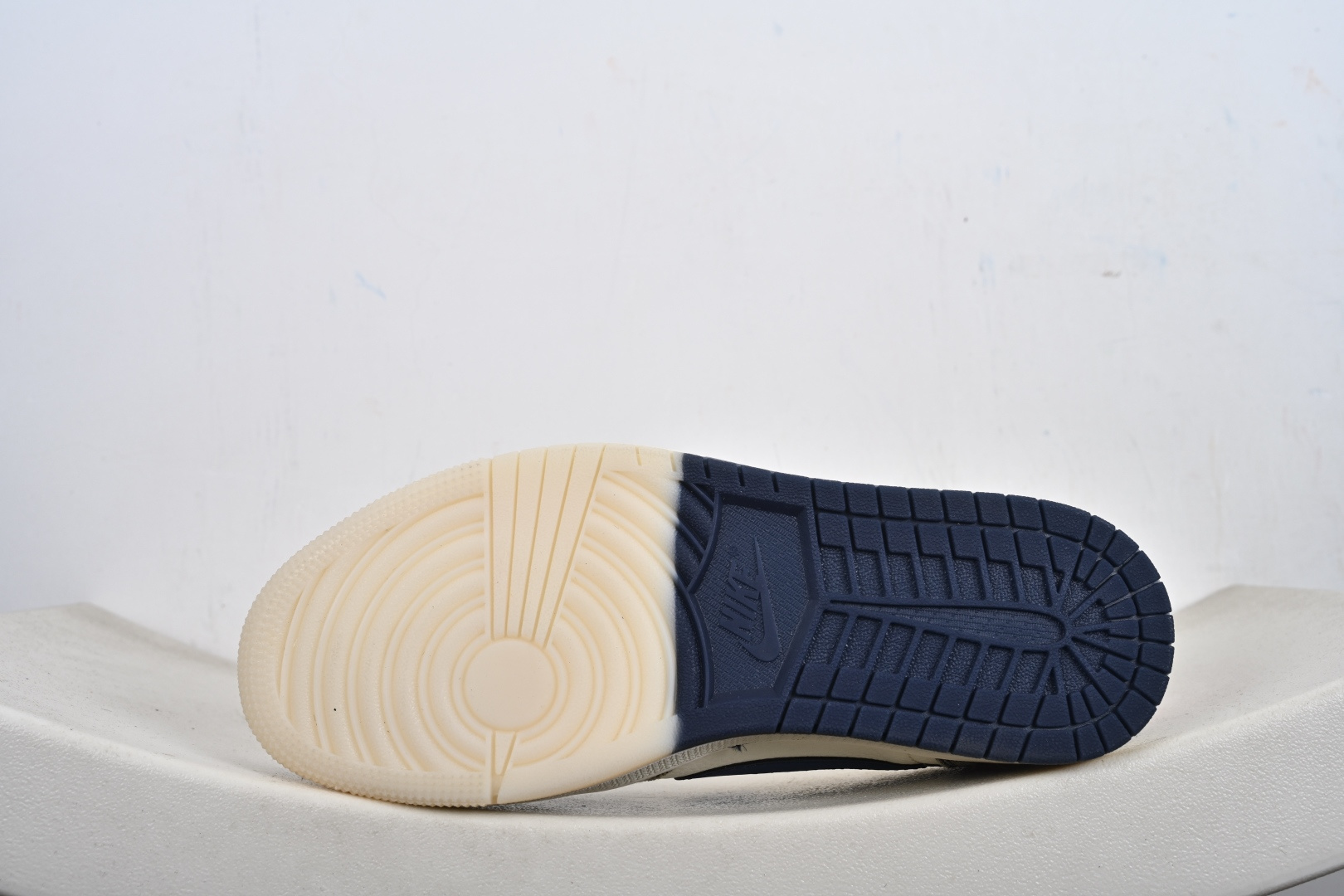 Air Jordan 1 Low AJ1 乔1马年联名 高端定制 低帮复古篮球鞋 FF2026-118-Top High Quatity Cheap Sneakers Fashion Clothing Clothes Bags handbags Shoes of all Brand wholesale With The best Quality And Beautiful Price from China Factory Chinese suppliers wholesaler seller Air Jordan 1 Low AJ1 乔1马年联名 高端定制 低帮复古篮球鞋 FF2026-118