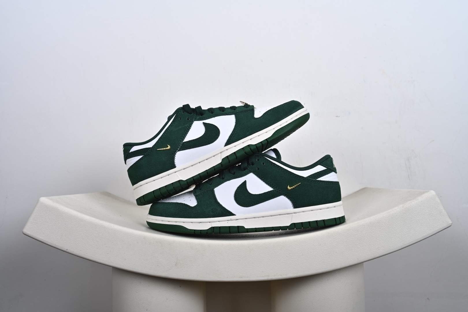 本地💰210优势放店
Nike SB Dunk Low 马年 白绿 低帮休闲板鞋 IB4417-100 独家版型蒸餾加工
帶來的是更好的视觉和脚感体验
大厂纯原品质出货 清洁度 
电绣工艺 皮料切割干净无任何毛边 细节完美 
尺码：36-46（半）-S5-E7