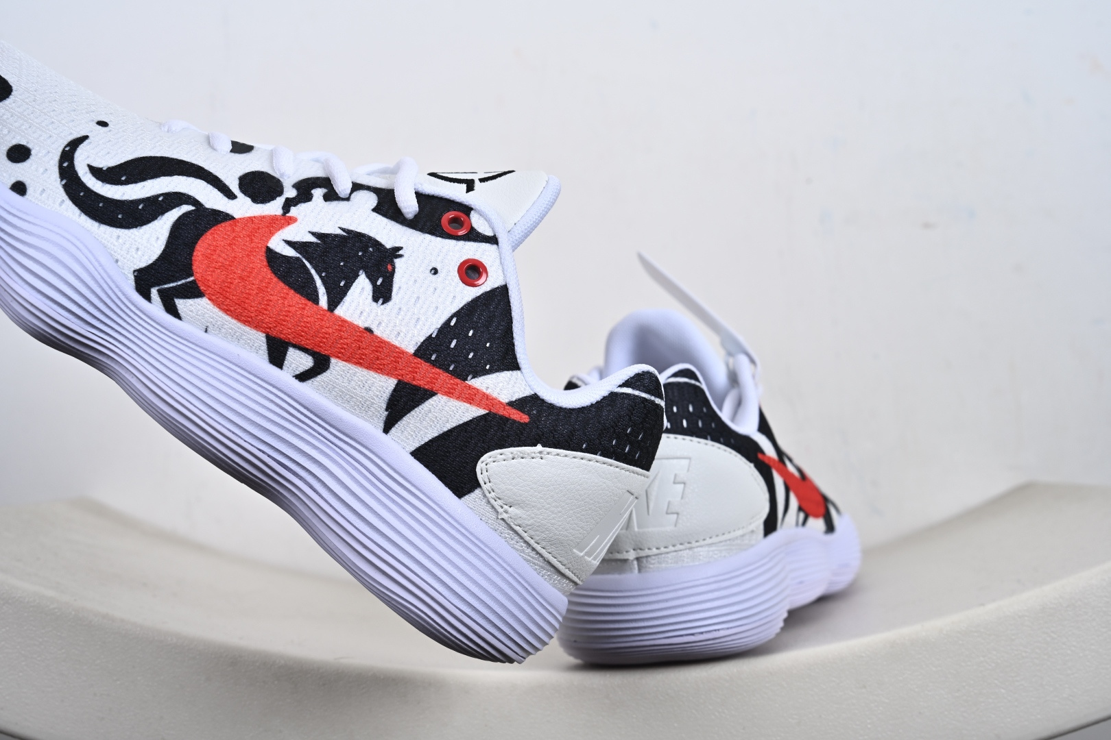 马年专属Nike战靴 帅到炸街的球场利器 当国风马纹撞上街头运动风 这双Nike战靴直接把新年氛围感拉满 白黑水墨质感的鞋身-Top High Quatity Cheap Sneakers Fashion Clothing Clothes Bags handbags Shoes of all Brand wholesale With The best Quality And Beautiful Price from China Factory Chinese suppliers wholesaler seller 马年专属Nike战靴 帅到炸街的球场利器 当国风马纹撞上街头运动风 这双Nike战靴直接把新年氛围感拉满 白黑水墨质感的鞋身