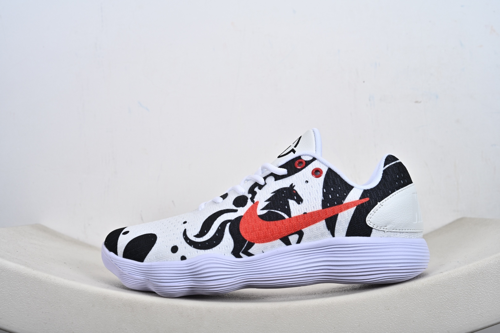 马年专属Nike战靴 帅到炸街的球场利器 当国风马纹撞上街头运动风 这双Nike战靴直接把新年氛围感拉满 白黑水墨质感的鞋身-Top High Quatity Cheap Sneakers Fashion Clothing Clothes Bags handbags Shoes of all Brand wholesale With The best Quality And Beautiful Price from China Factory Chinese suppliers wholesaler seller 马年专属Nike战靴 帅到炸街的球场利器 当国风马纹撞上街头运动风 这双Nike战靴直接把新年氛围感拉满 白黑水墨质感的鞋身