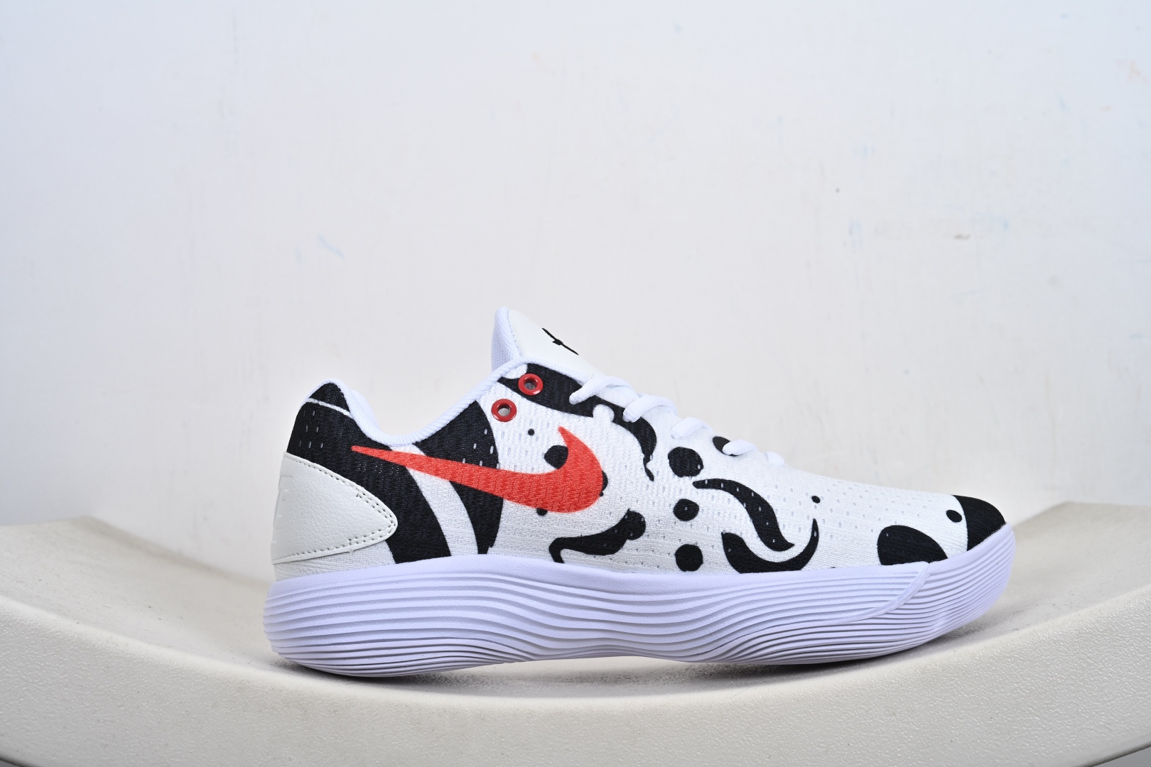 马年专属Nike战靴 帅到炸街的球场利器 当国风马纹撞上街头运动风 这双Nike战靴直接把新年氛围感拉满 白黑水墨质感的鞋身-Top High Quatity Cheap Sneakers Fashion Clothing Clothes Bags handbags Shoes of all Brand wholesale With The best Quality And Beautiful Price from China Factory Chinese suppliers wholesaler seller 马年专属Nike战靴 帅到炸街的球场利器 当国风马纹撞上街头运动风 这双Nike战靴直接把新年氛围感拉满 白黑水墨质感的鞋身