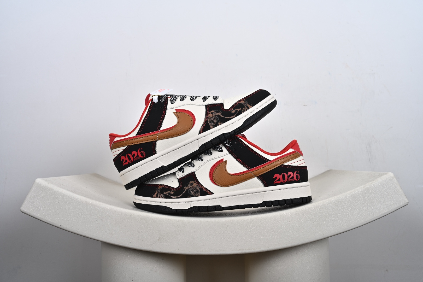 本地💰250支持放店
【定制版】红黑生肖， Dunk年味拉满 Dunk Low CX5050-Y62以马年生肖为灵感，把国风年味和街头经典狠狠融合，直接成为新年鞋柜的C位选手🐎鞋身以白黑红为主调，经典的Dunk Low轮廓搭配质感皮质，红色Swoosh边缘缀着金黄线条，瞬间勾勒出新年的喜庆氛围。鞋侧的“马”字书法刺绣、鞋头的国风印章细节，将生肖文化与潮流设计完美碰撞，做旧质感的米白中底搭配黑色外底，复古又不失腔调。不管是新年穿搭的点睛之笔，还是日常街头的个性表达，这双鞋都能轻松hold住。既是Dunk系列的经典延续，也是国风潮流的全新演绎，新年想穿出不一样的街头年味，这双生肖Dunk绝对是不二之选！
尺码：36 36.5 37.5 38 38.5 39 40 40.5 41 42 42.5 43 44 44.5 45-G1-F2
