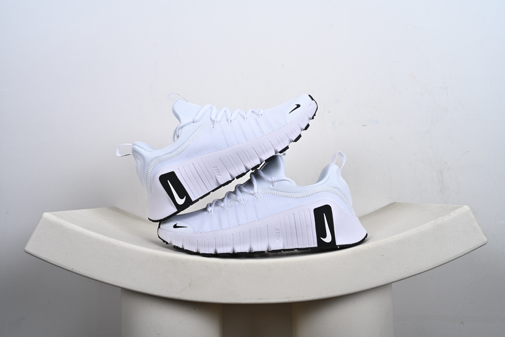 本地💰150支持放店
Nike Free Metcon 6 网布 圆头 系带 减震防滑 低帮 训练鞋
整体设计流线更简洁了，标志性logo越来越小，后跟倒三角设计让小腿更显长
目前得到的反馈：前侧全网面设计，相比较6比5鞋楦更宽，脚掌面更自由，但在侧向发力模式下没有metcon9安全系数高，鞋底比5代硬，还是BC BP更合适！
货号：FJ7127 101
尺码：36 36.5 37.5 38 38.5 39 40 40.5 41 42 42.5 43 44 45 46 47-X8-E2