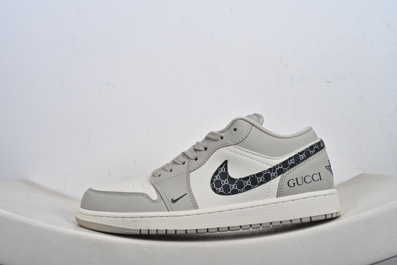 Nike Air Jordan 1 Low 定制配色 古驰联名 定制AJ联名-高端定制 低帮复古文化板鞋 QJ1988-006-Top High Quatity Cheap Sneakers Fashion Clothing Clothes Bags handbags Shoes of all Brand wholesale With The best Quality And Beautiful Price from China Factory Chinese suppliers wholesaler seller Nike Air Jordan 1 Low 定制配色 古驰联名 定制AJ联名-高端定制 低帮复古文化板鞋 QJ1988-006
