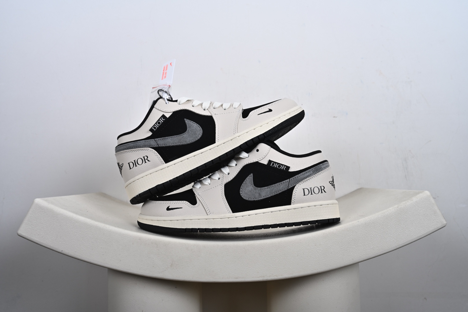 本地💰270优势放店
【定制版】Air Jordan 1 Low AJ1 乔1迪奥联名 黑灰 高端定制 低帮复古篮球鞋
#定制皮料 原厂3D打印 定制鞋盒 原楦原纸板 纯正空军版型 内置全掌气垫
货号：LD8888-012
尺码：36 36.5 37.5 38 38.5 39 40 40.5 41 42 42.5 43 44 44.5 45-T1-F3