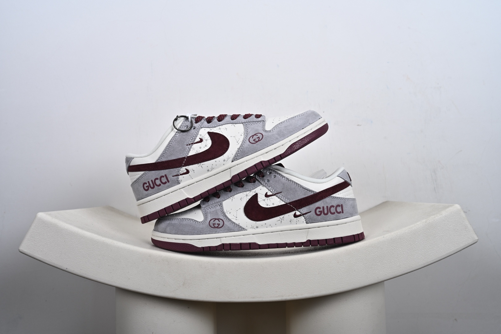 本地💰270优势放店
Gucci联名SB Dunk Low直接刷新奢潮天花板！灰白拼酒红的配色高级又复古，细腻麂皮搭配泼墨纹理鞋身，双G标识与GUCCI字母印花满是联名质感，金属G字吊坠更是点睛之笔。经典低帮版型包裹性超赞，软弹鞋垫踩屎感拉满，搭卫衣、西装都能穿出高街范，这款奢潮联名款，收藏穿搭都是绝绝子！
货号：DN3168-012  
尺码：36 36.5 37.5 38 38.5 39 40 40.5 41 42 42.5 43 44 44.5 45-T1-F3