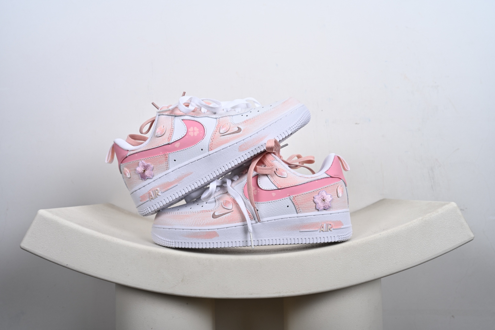 本地💰250支持放店
【定制版】手绘涂鸦“春野樱序” Air Force 1  “Spring Wild Cherry Prelude”空军一号定制板鞋 
 把春日樱花揉进鞋型里，这双 “春野樱序” 是少女感与复古调的温柔碰撞。雾青、樱粉与奶白晕染出春日郊野的松弛色调，鞋身立体樱花贴饰、勾边处的花瓣暗纹，像刚落上鞋的春樱余韵；做旧中底的浅棕渍迹，又添了几分 “踏过落樱小径” 的随性质感
货号：FB8971-007
SIZE: 36 36.5 37.5 38 38.5 39 40 40.5 41 42 42.5 43 44 44.5 45-K-F2