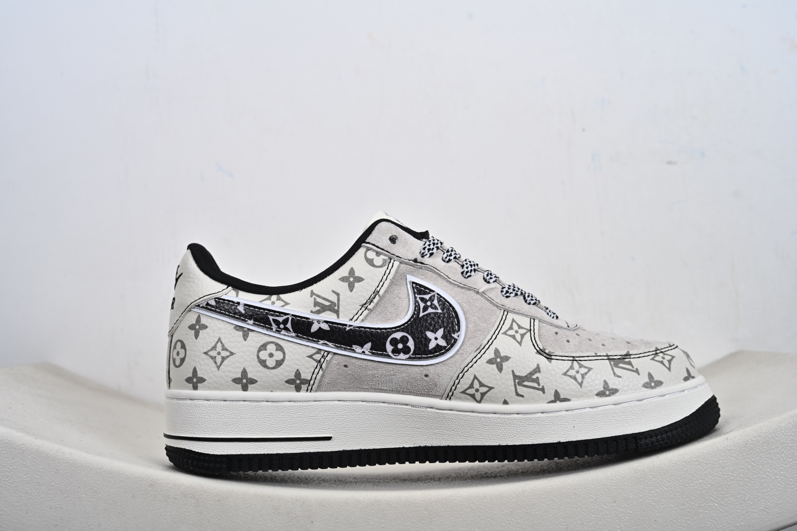 奢潮美学新高度|Air Force 1 Low x LV 灰白老花款惊艳登场 当Louis Vuitton的百年奢雅基因 SY1388-030-Top High Quatity Cheap Sneakers Fashion Clothing Clothes Bags handbags Shoes of all Brand wholesale With The best Quality And Beautiful Price from China Factory Chinese suppliers wholesaler seller 奢潮美学新高度|Air Force 1 Low x LV 灰白老花款惊艳登场 当Louis Vuitton的百年奢雅基因 SY1388-030