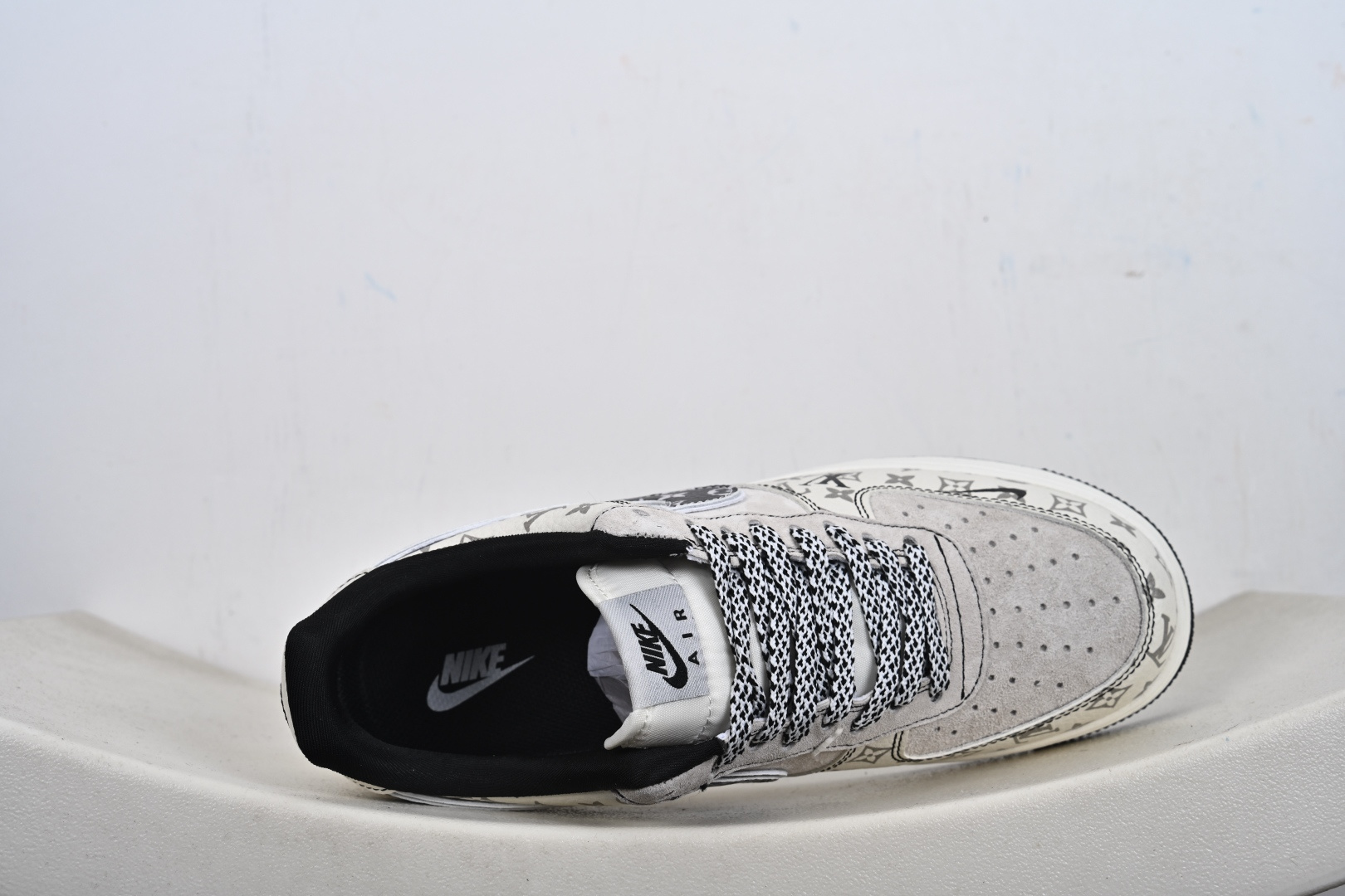 奢潮美学新高度|Air Force 1 Low x LV 灰白老花款惊艳登场 当Louis Vuitton的百年奢雅基因 SY1388-030-Top High Quatity Cheap Sneakers Fashion Clothing Clothes Bags handbags Shoes of all Brand wholesale With The best Quality And Beautiful Price from China Factory Chinese suppliers wholesaler seller 奢潮美学新高度|Air Force 1 Low x LV 灰白老花款惊艳登场 当Louis Vuitton的百年奢雅基因 SY1388-030