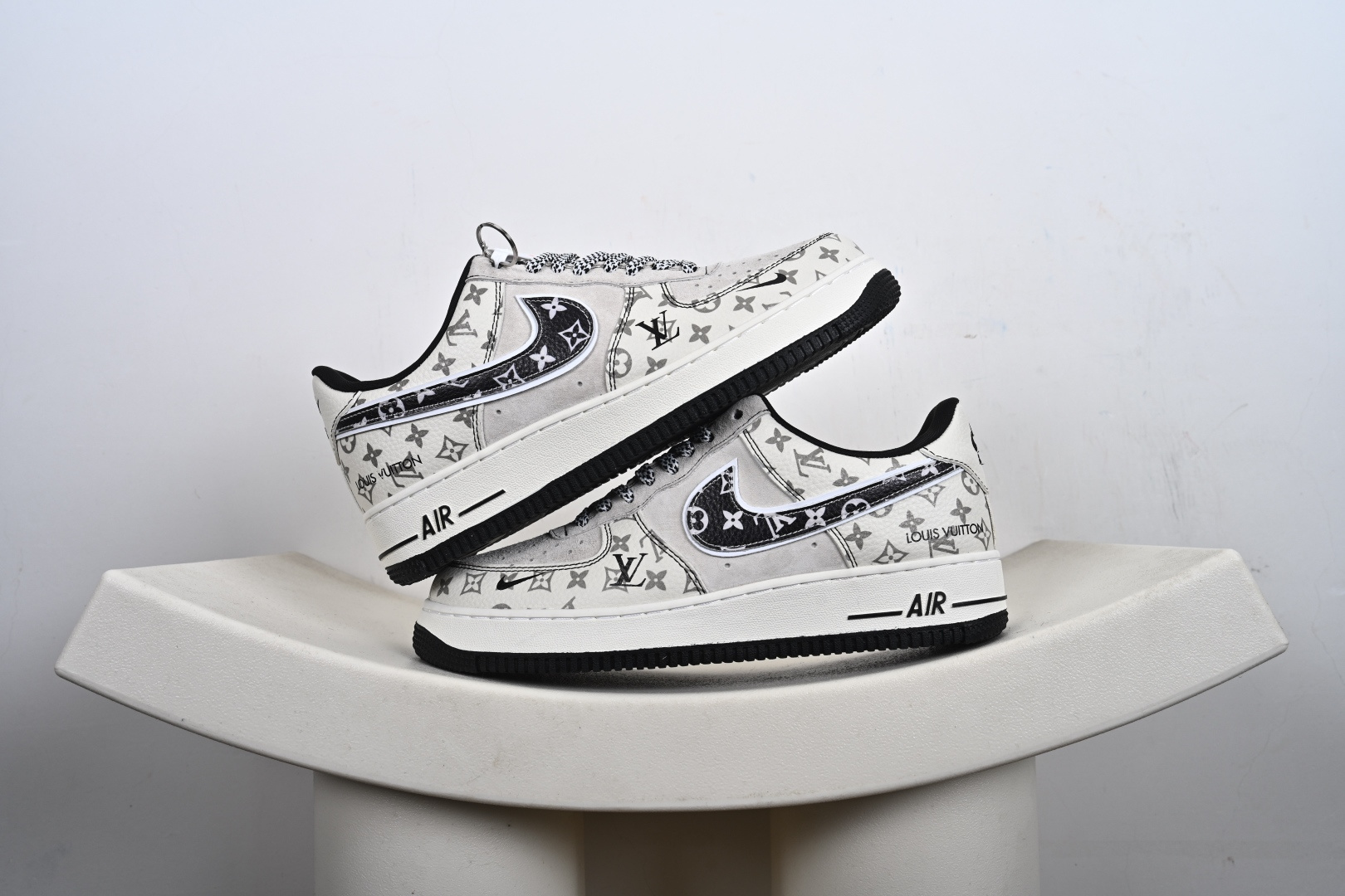 本地💰250支持放店
奢潮美学新高度｜Air Force 1 Low x LV 灰白老花款惊艳登场！当Louis Vuitton的百年奢雅基因，邂逅Nike Air Force 1 Low的街头传奇，这双灰白老花联名款以极致的设计融合，打造出奢潮跨界的全新范本。它跳出传统联名的视觉定式，用低饱和度的灰白调，将高奢的精致与街头的随性揉合得恰到好处，成为潮流与奢华爱好者的收藏级臻品。鞋身以浅灰色磨砂皮为基底，满印的LV经典Monogram老花图案采用做旧质感的压印工艺呈现，褪去了张扬的华丽，多了几分低调的高级感。黑色的Swoosh标志以裂纹纹理点缀，与鞋身的老花肌理形成视觉呼应，鞋侧的“LOUIS VUITTON”字母标识、鞋头的LV浮雕logo，以及黑白撞色的鞋带与鞋底，在细节处将高奢工艺与街头设计的碰撞展现得淋漓尽致。
 延续Air Force 1 Low的经典低帮廓形，搭载Air气垫的鞋底兼顾了日常上脚的舒适度与搭配的包容性。无论是搭配简约的西装裤打造“奢潮混搭风”，还是配水洗牛仔裤诠释随性街头感，这双鞋都能成为造型的核心亮点。它不止是一双鞋，更是奢潮文化交融的具象表达——将LV的匠心工艺与AF1的运动传承凝于一体，穿上它，既是踩在经典的基石上，也是站在奢潮美学的前沿，每一步都自带低调又高级的气场。
货号：SY1388-030
尺码：36-45半-K-F2