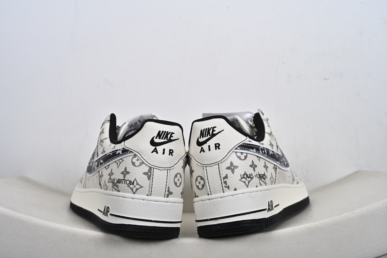 奢潮美学新高度|Air Force 1 Low x LV 灰白老花款惊艳登场 当Louis Vuitton的百年奢雅基因 SY1388-030-Top High Quatity Cheap Sneakers Fashion Clothing Clothes Bags handbags Shoes of all Brand wholesale With The best Quality And Beautiful Price from China Factory Chinese suppliers wholesaler seller 奢潮美学新高度|Air Force 1 Low x LV 灰白老花款惊艳登场 当Louis Vuitton的百年奢雅基因 SY1388-030